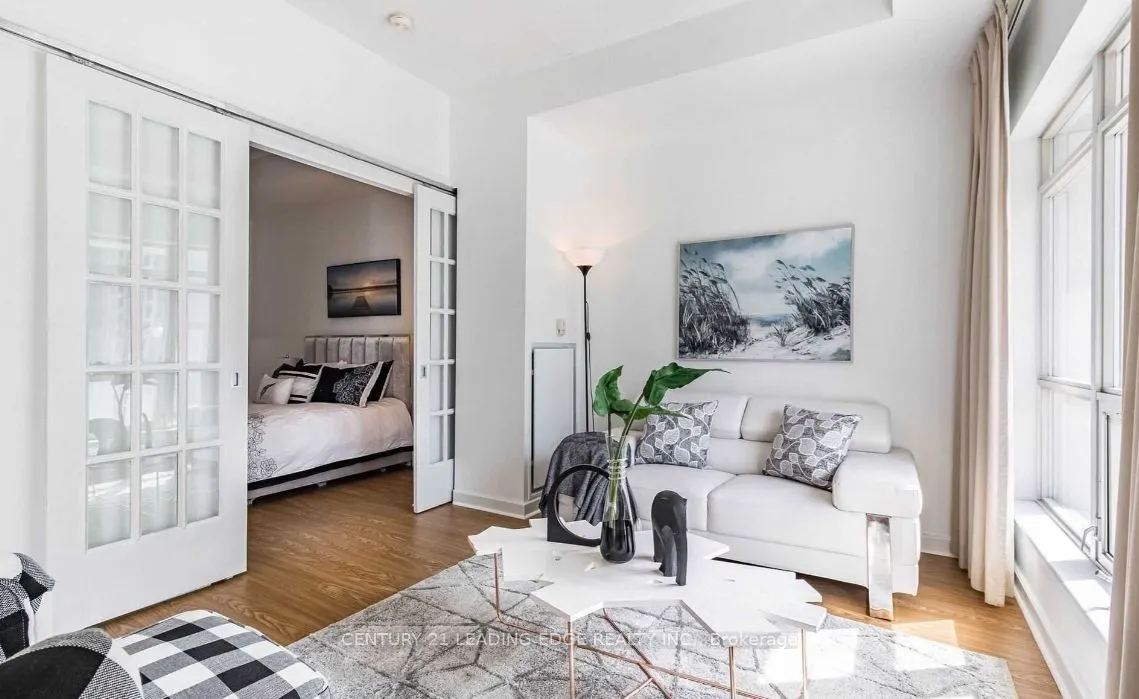 350 Wellington Street W, #203