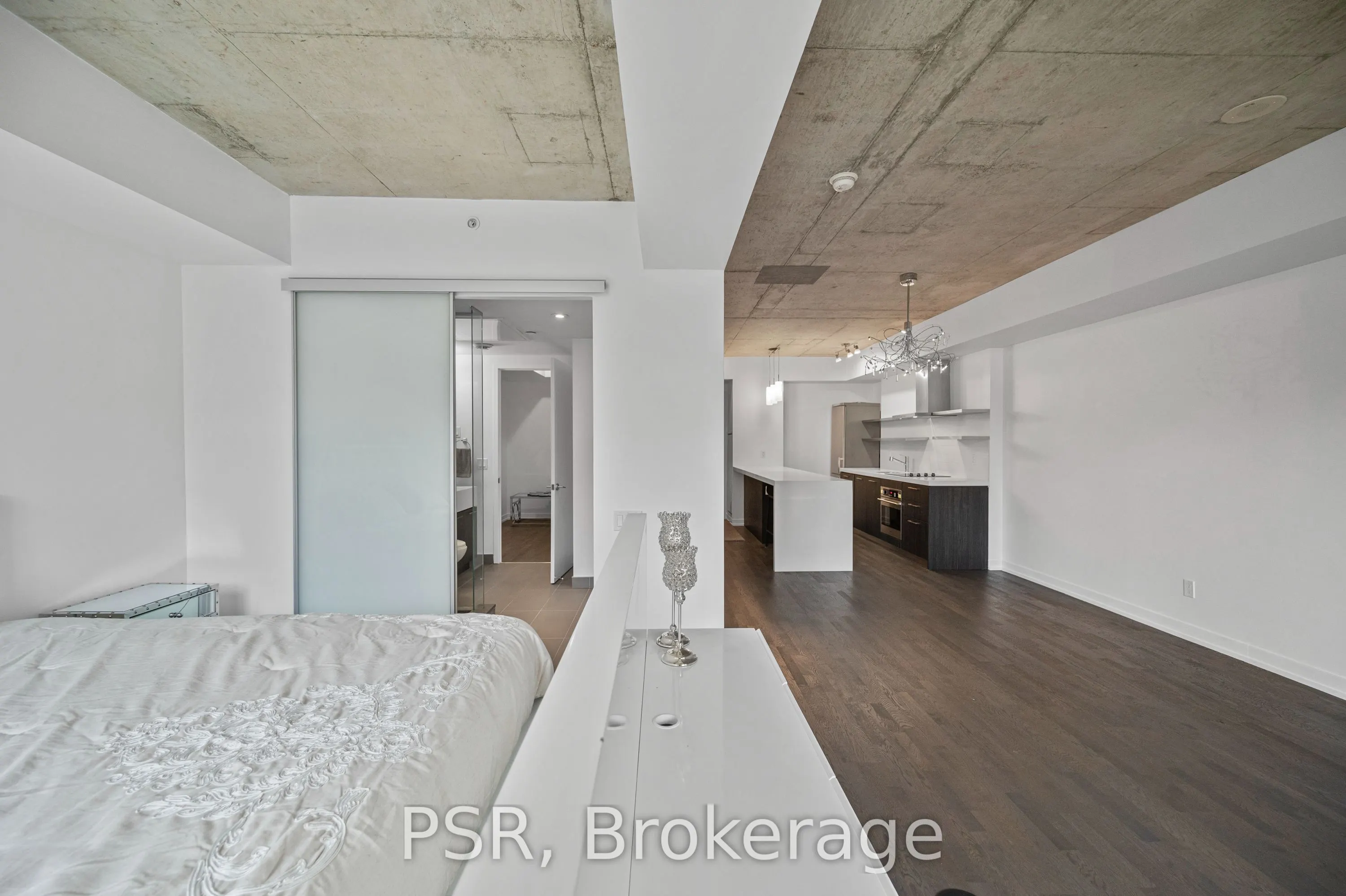 560 King Street W, #407