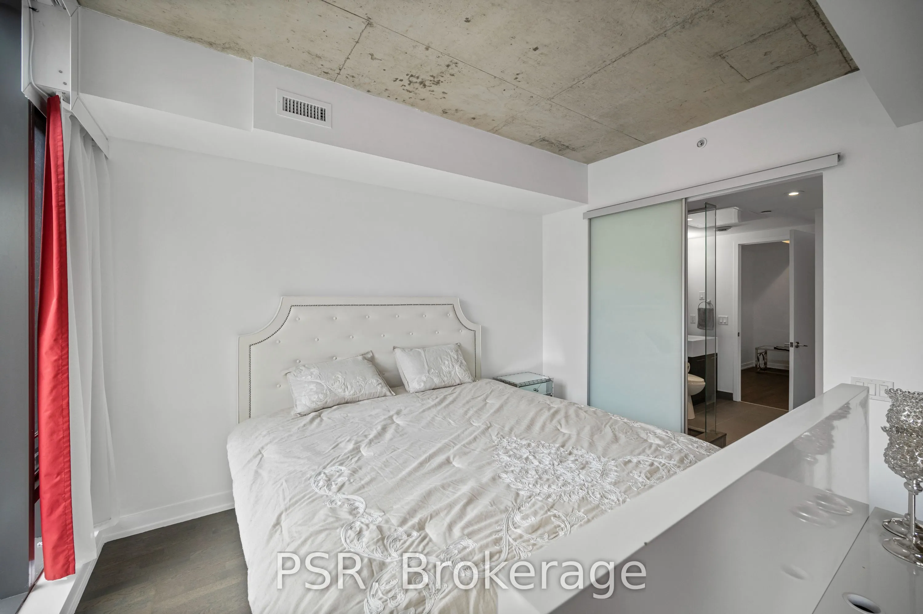560 King Street W, #407