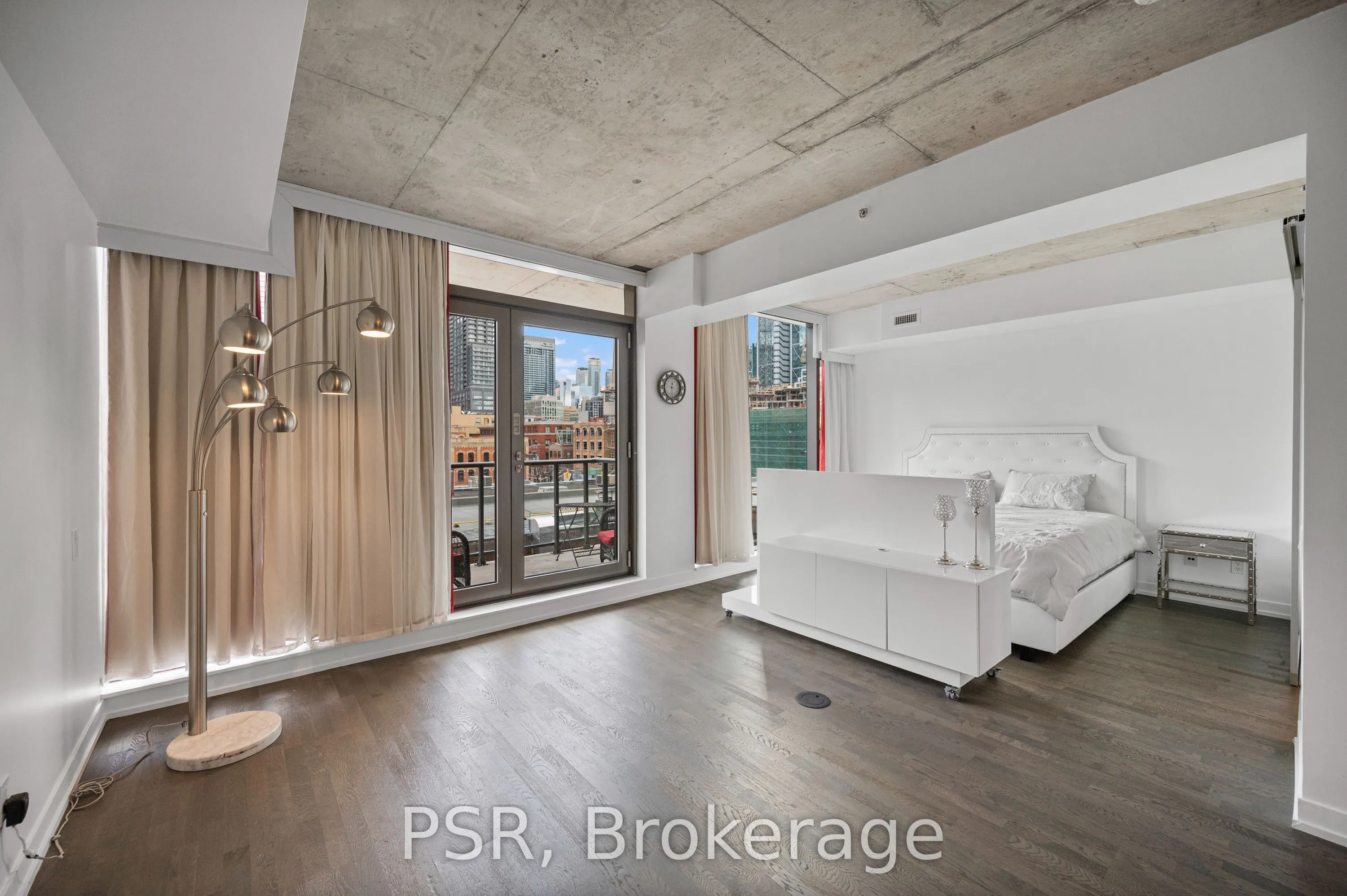 560 King Street W, #407