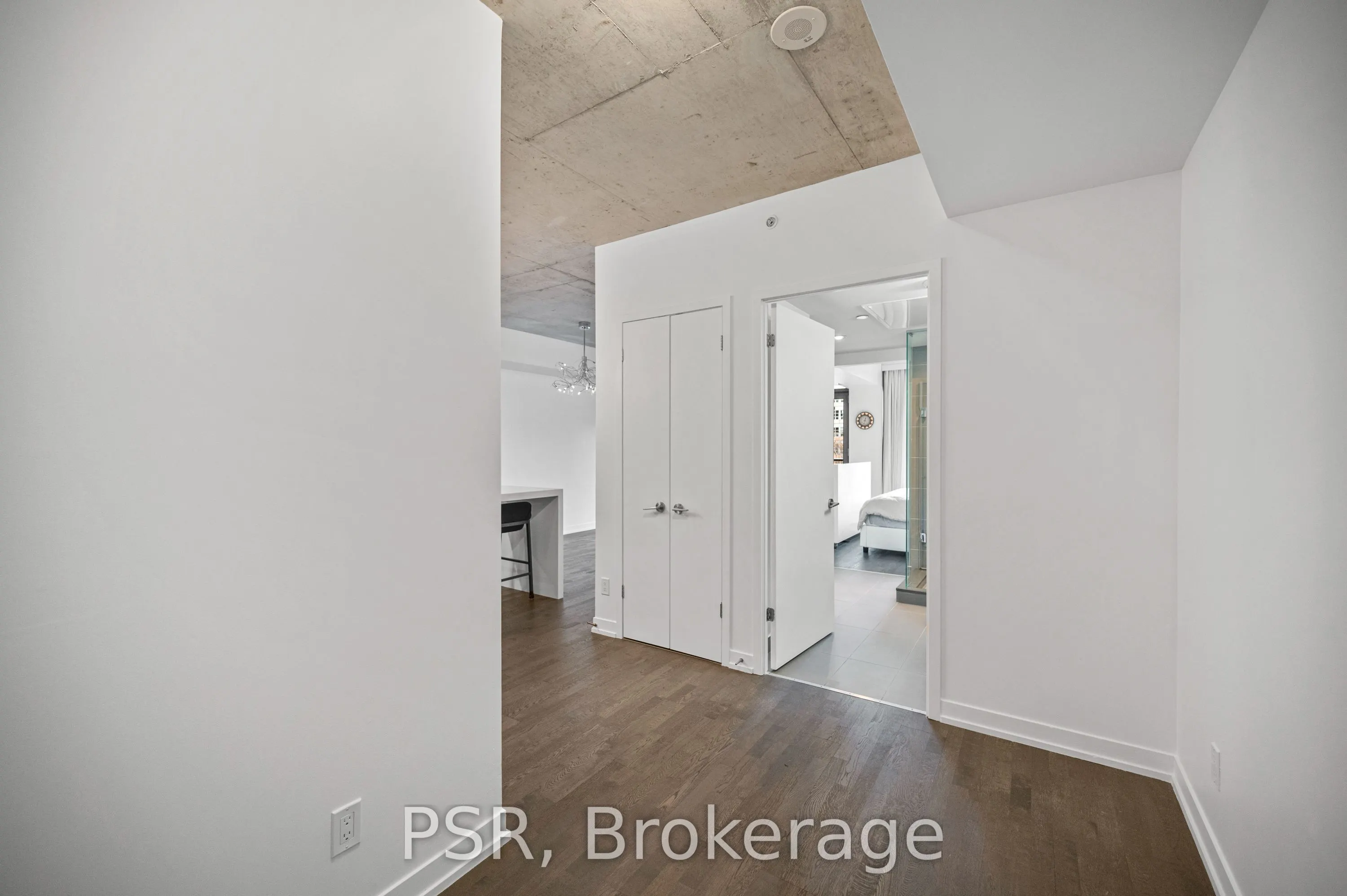 560 King Street W, #407