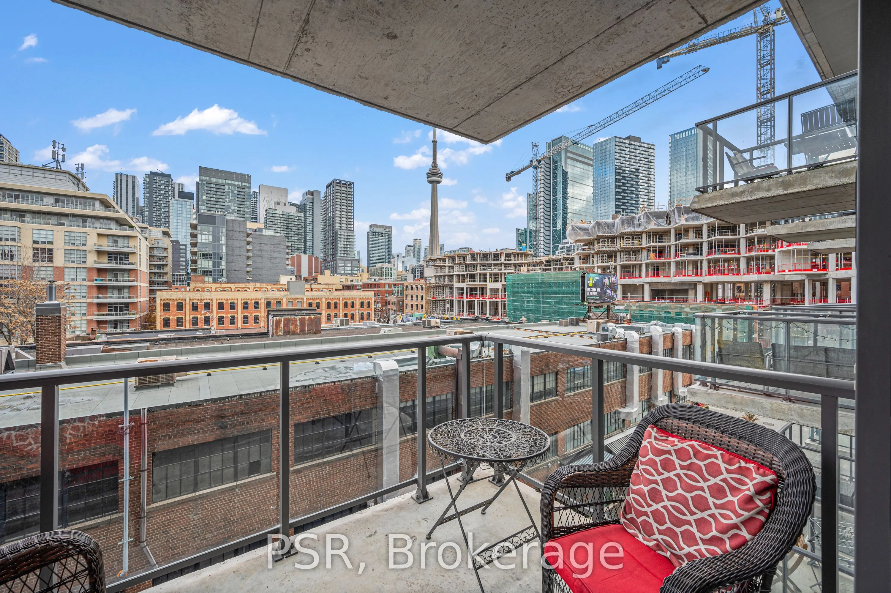 560 King Street W, #407