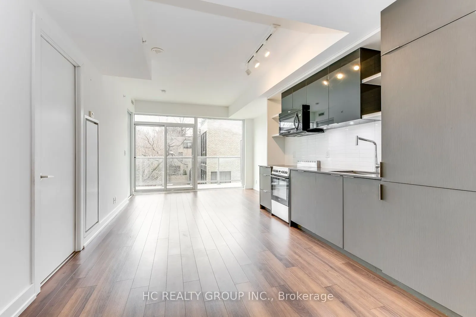 6 Parkwood Avenue, #302