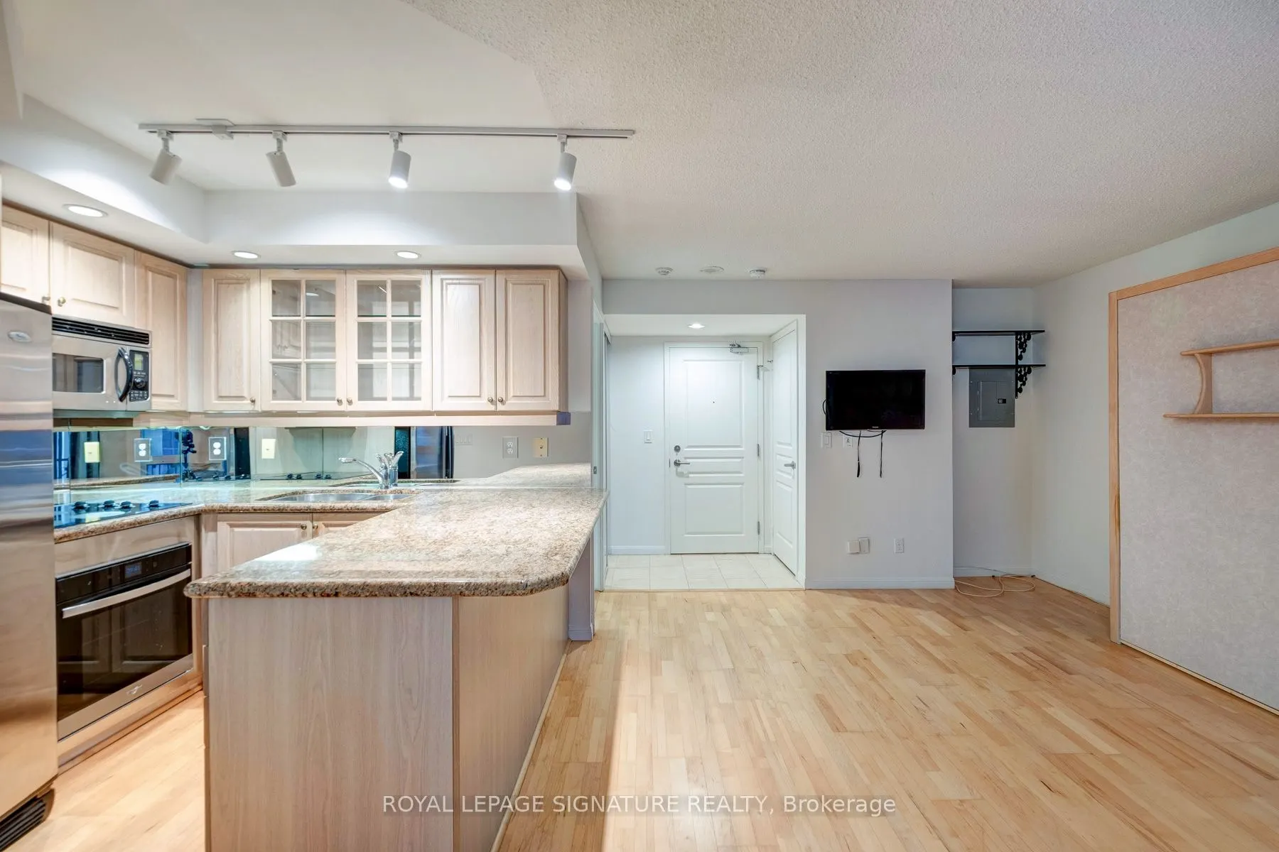 140 Simcoe Street, #221