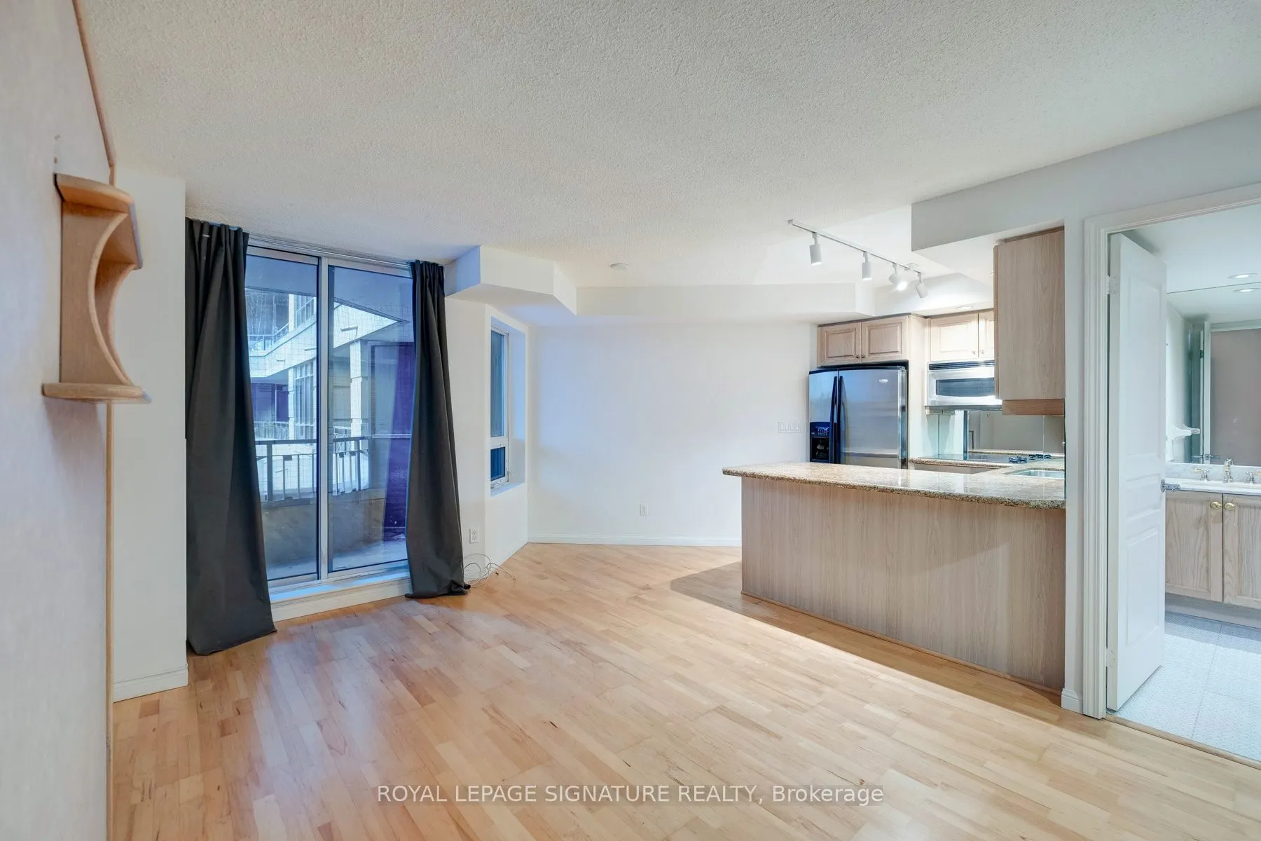 140 Simcoe Street, #221