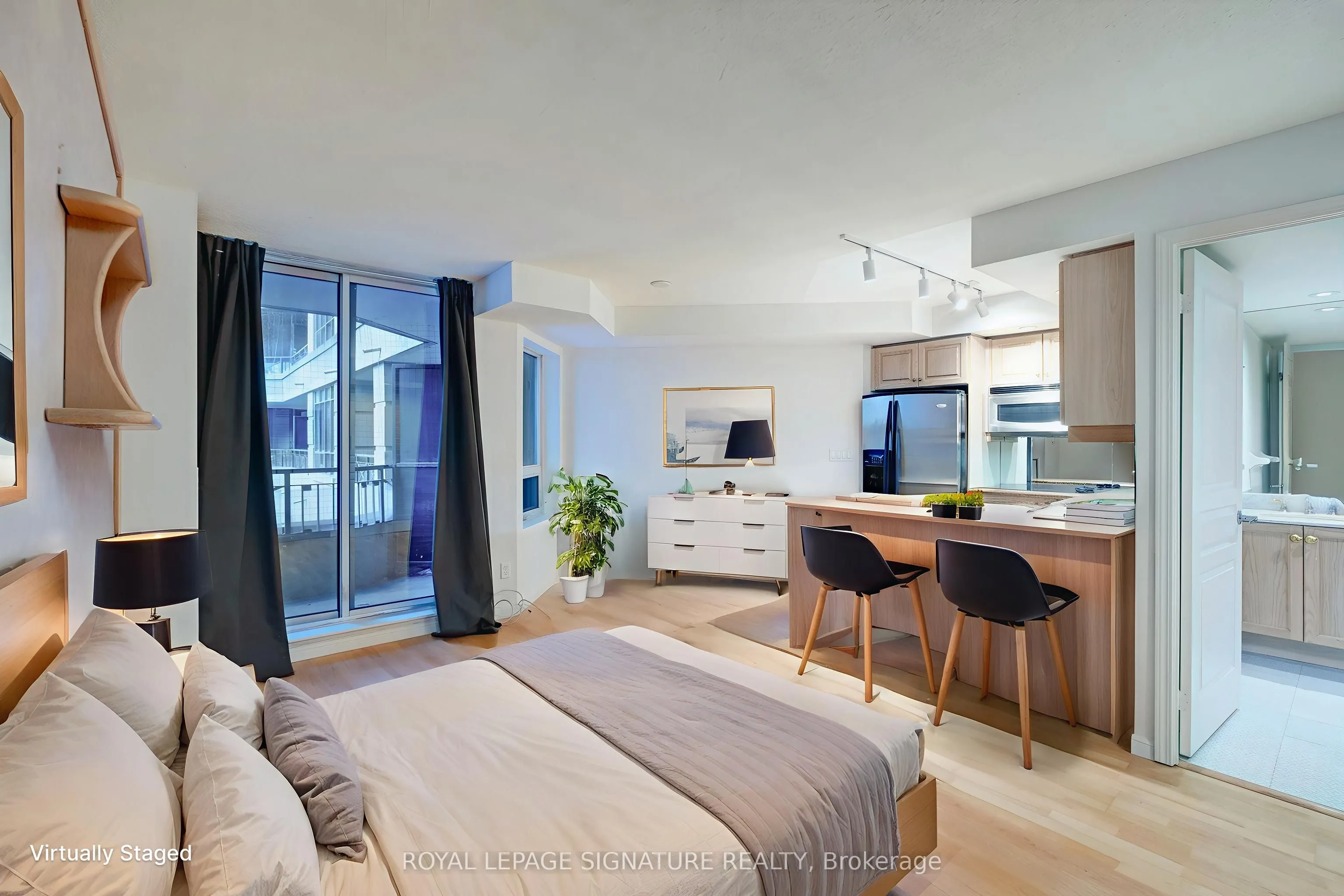 140 Simcoe Street, #221