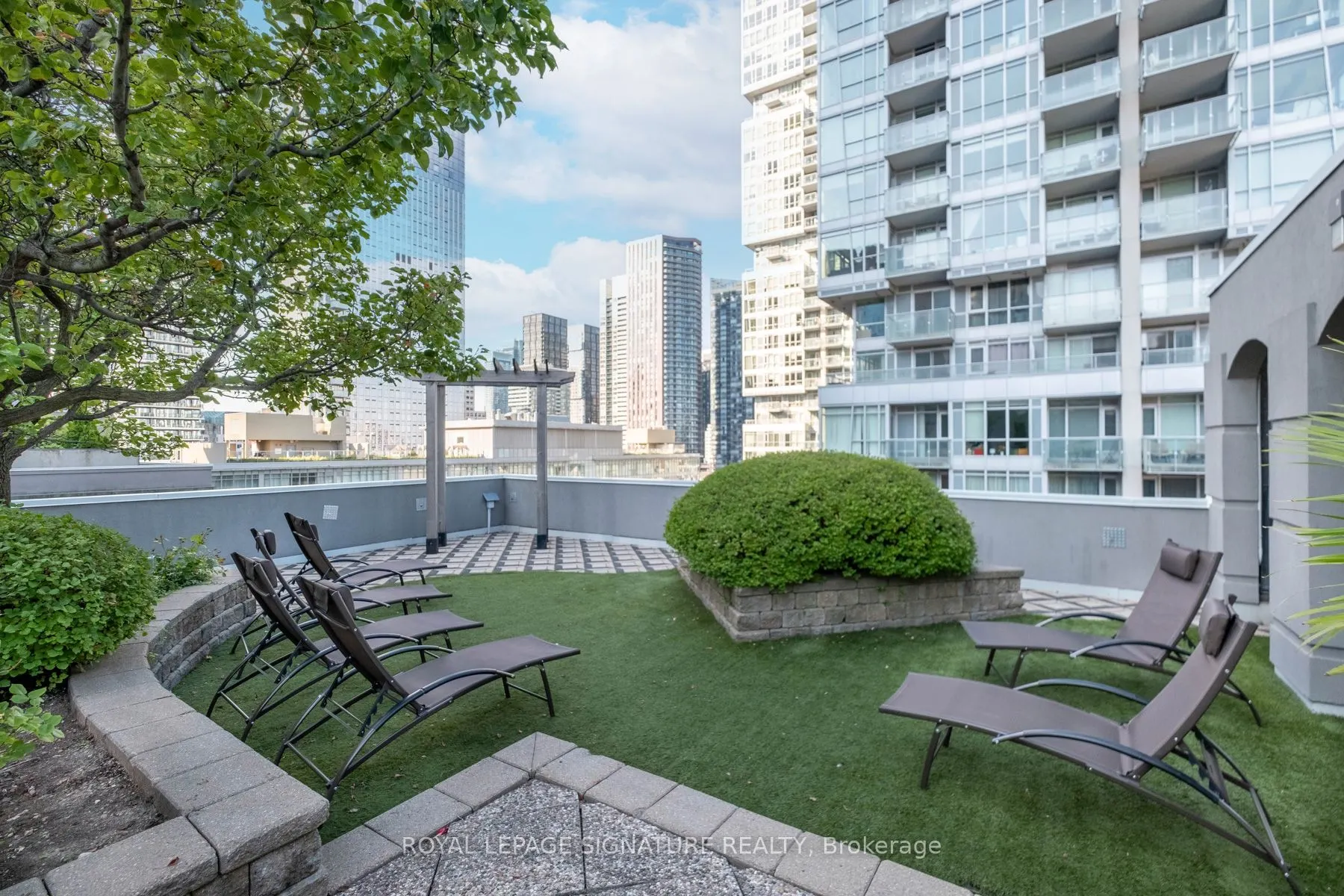 140 Simcoe Street, #221