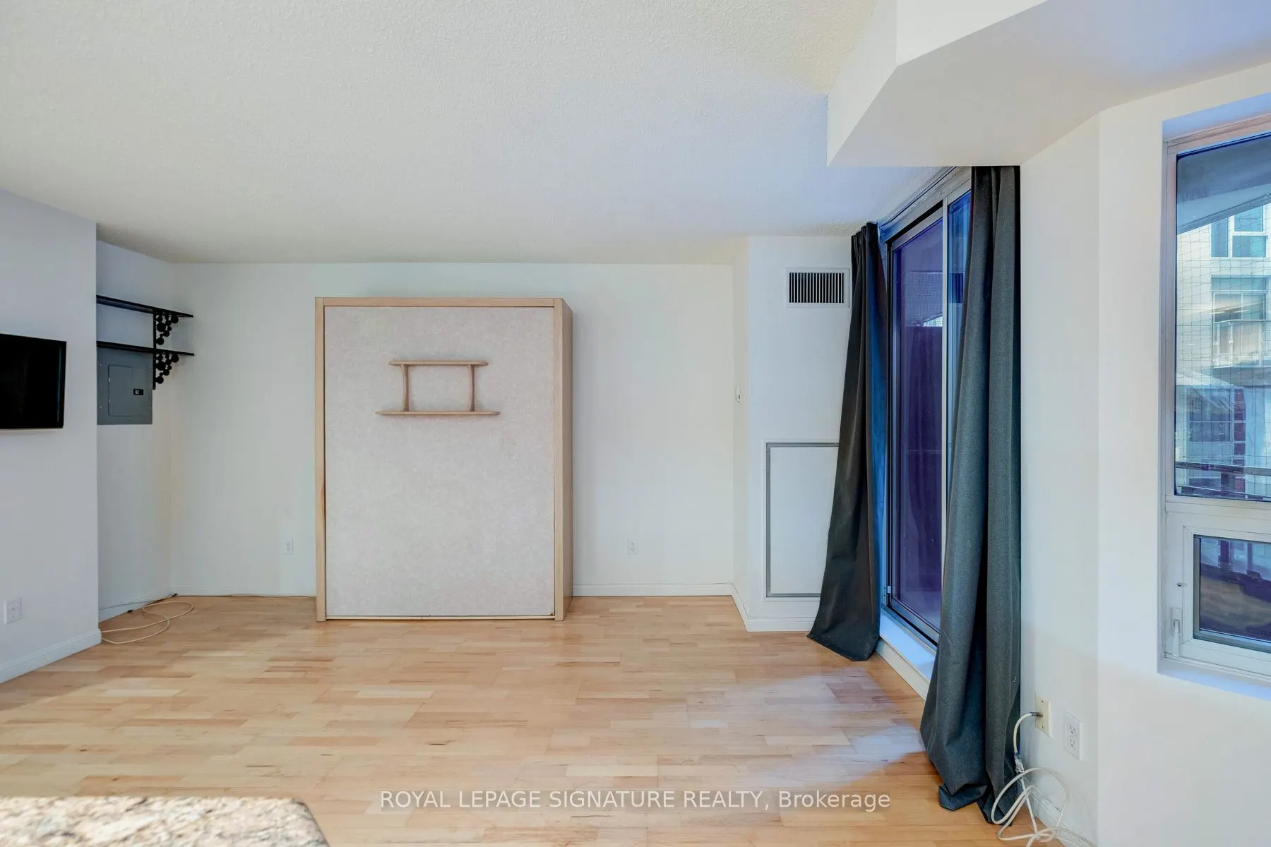 140 Simcoe Street, #221
