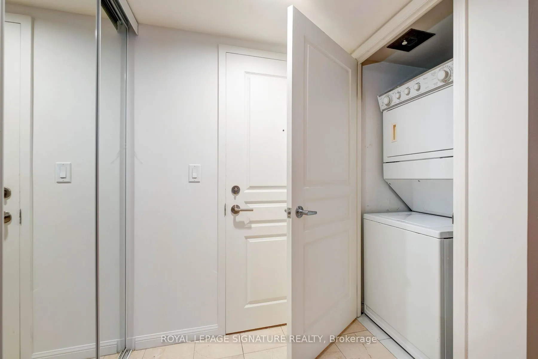 140 Simcoe Street, #221