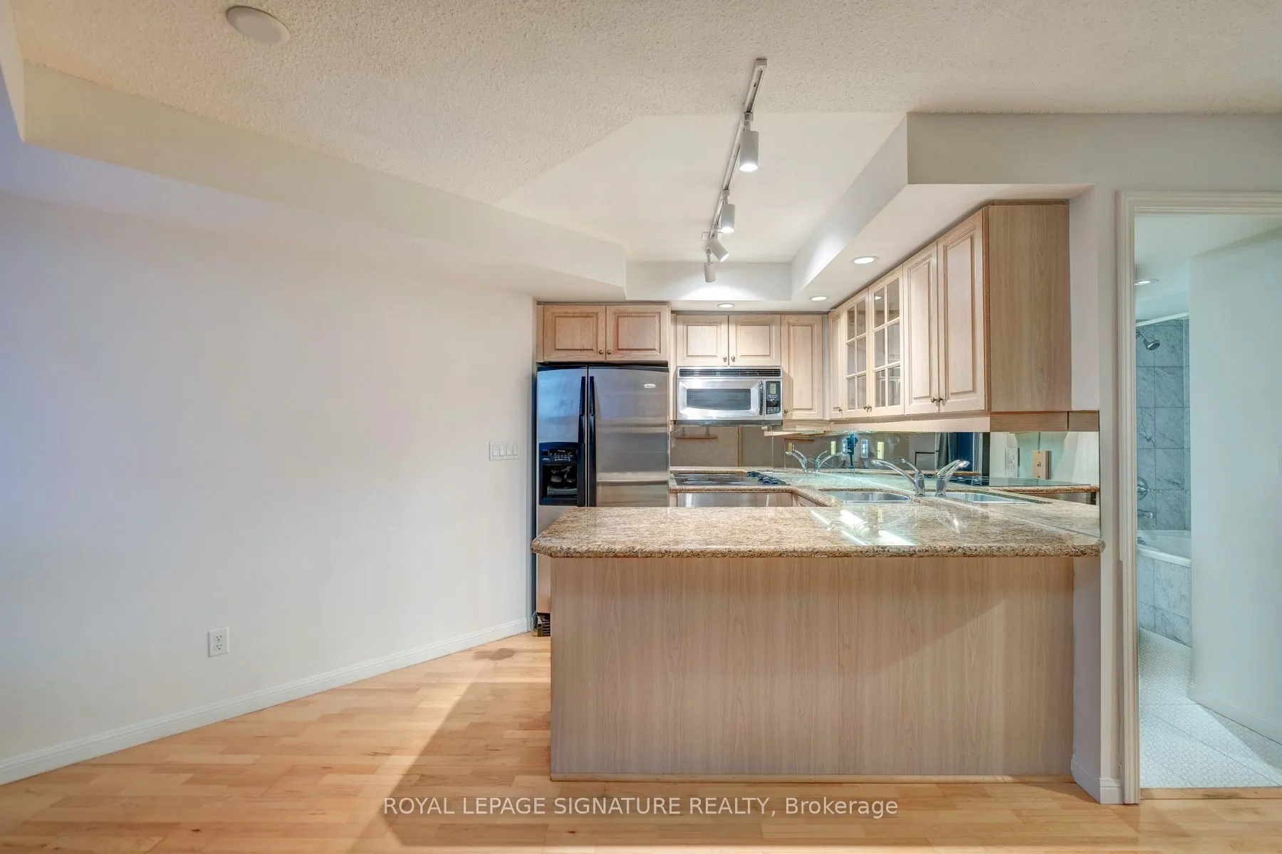 140 Simcoe Street, #221