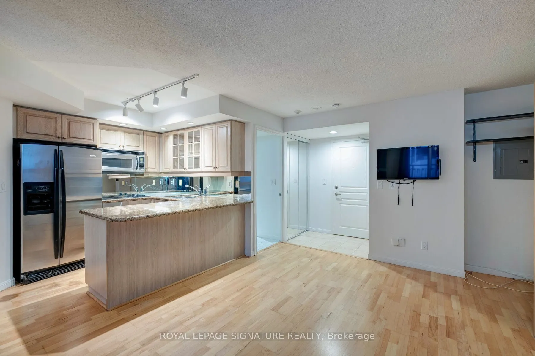 140 Simcoe Street, #221