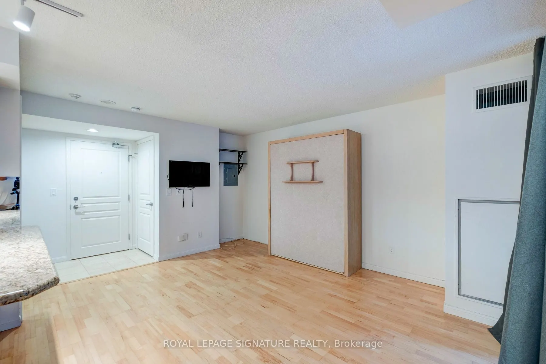 140 Simcoe Street, #221