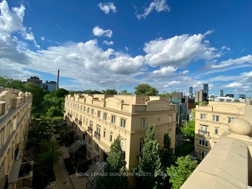 70 Carr Street N, #TH2