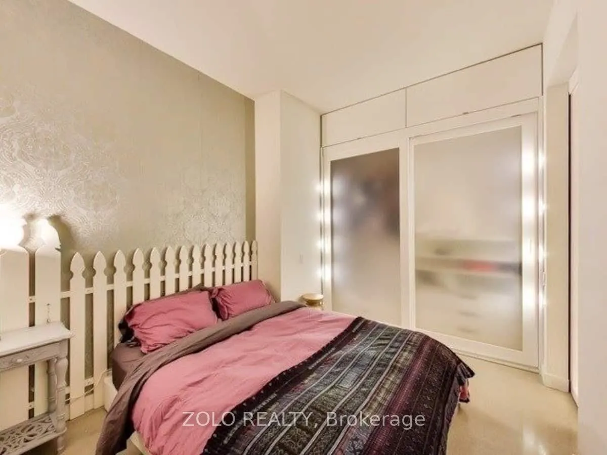 36 Charlotte Street, #606
