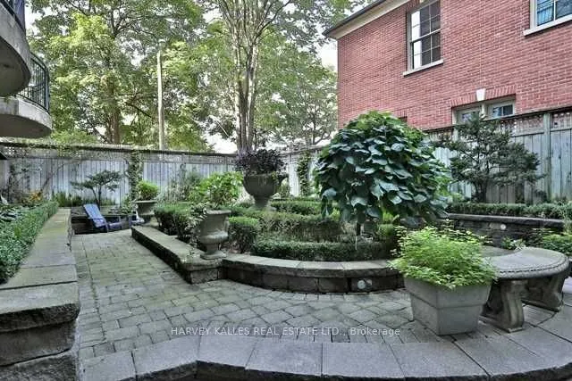 901 Queen Street W, #105