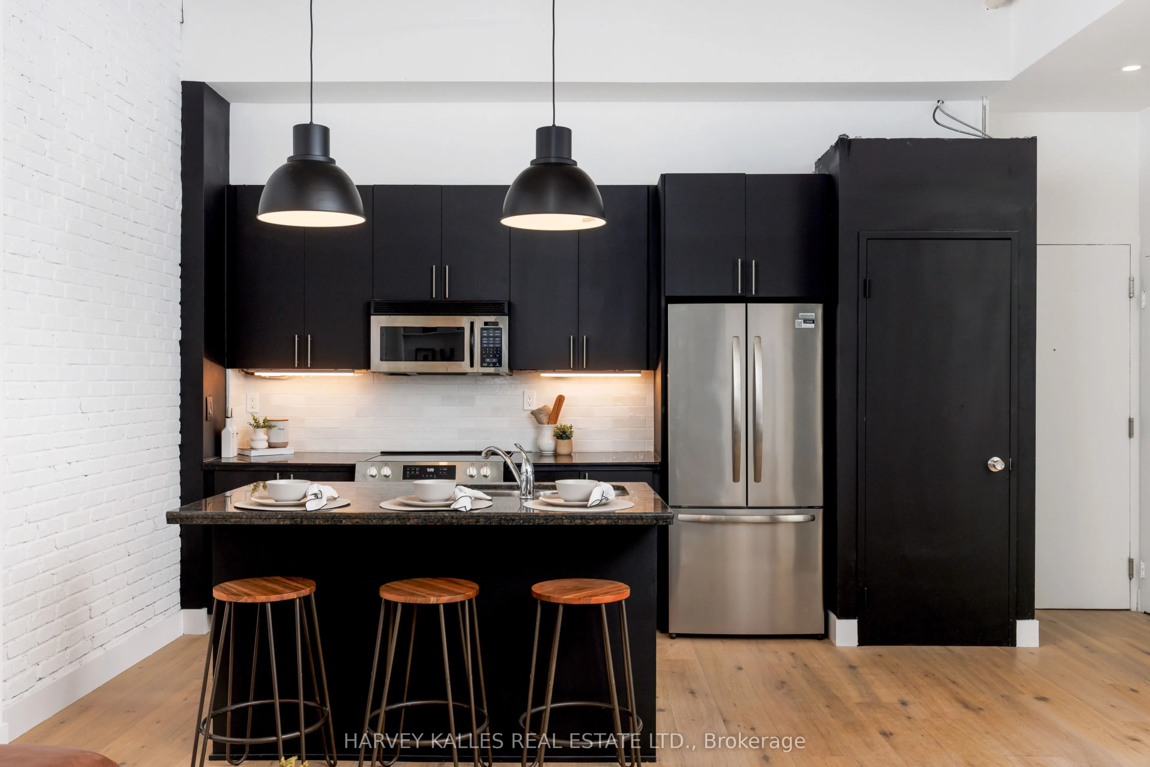 901 Queen Street W, #105