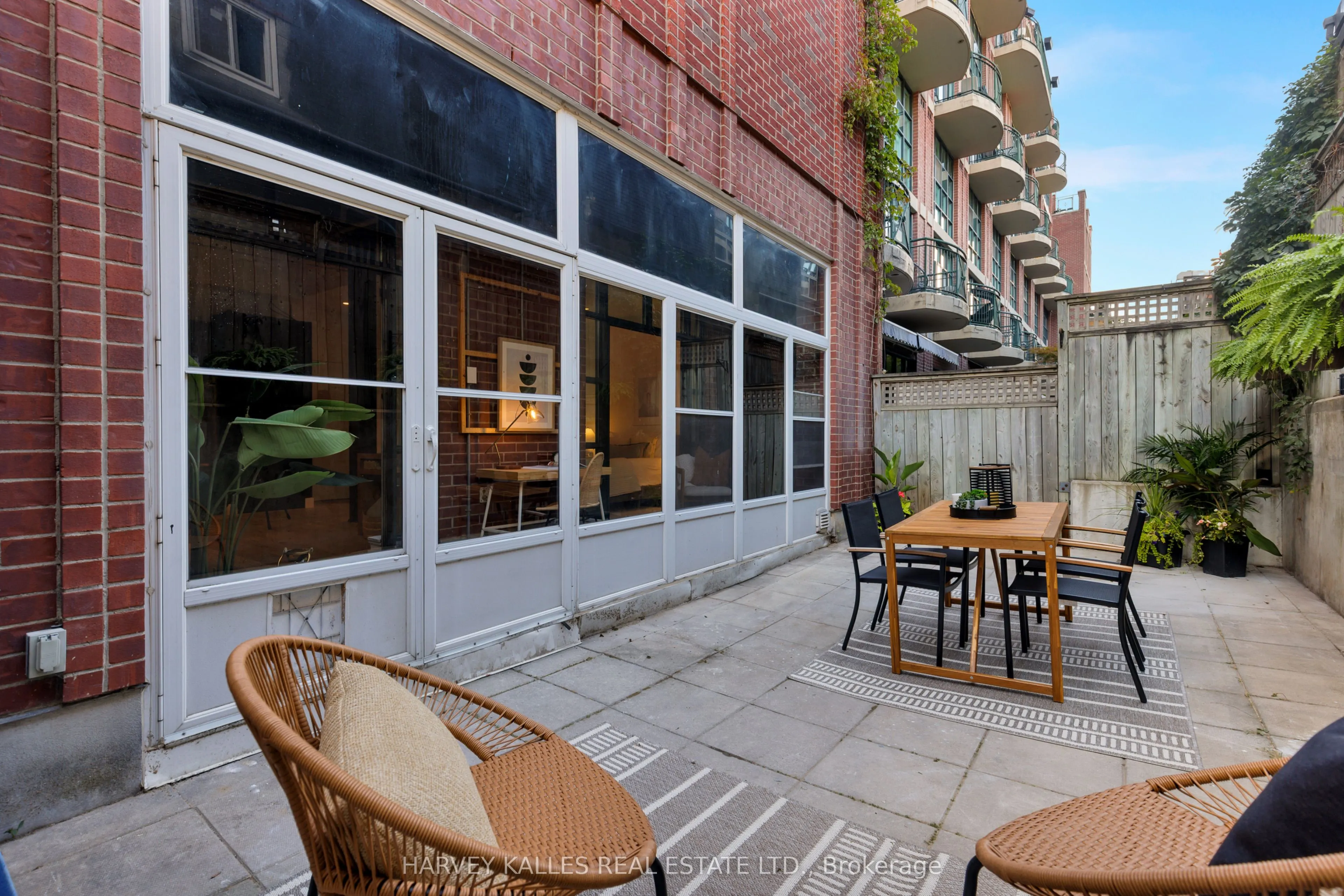 901 Queen Street W, #105