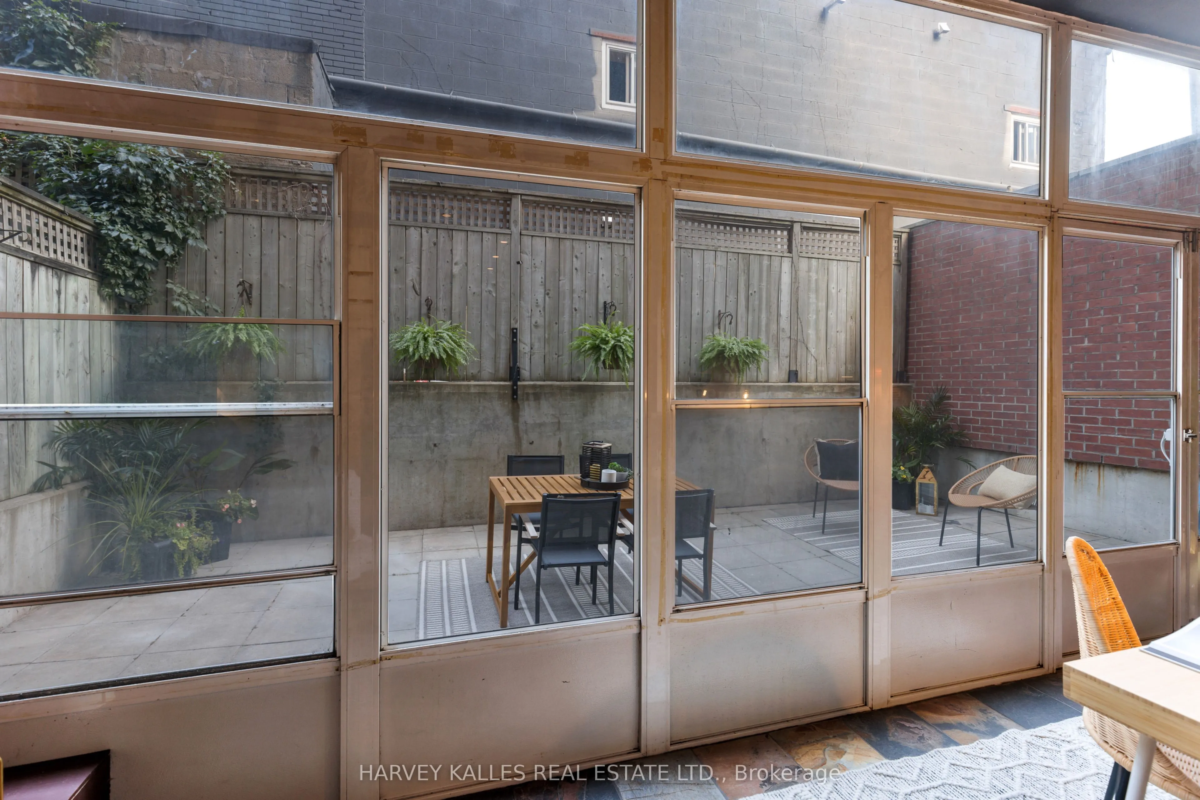 901 Queen Street W, #105