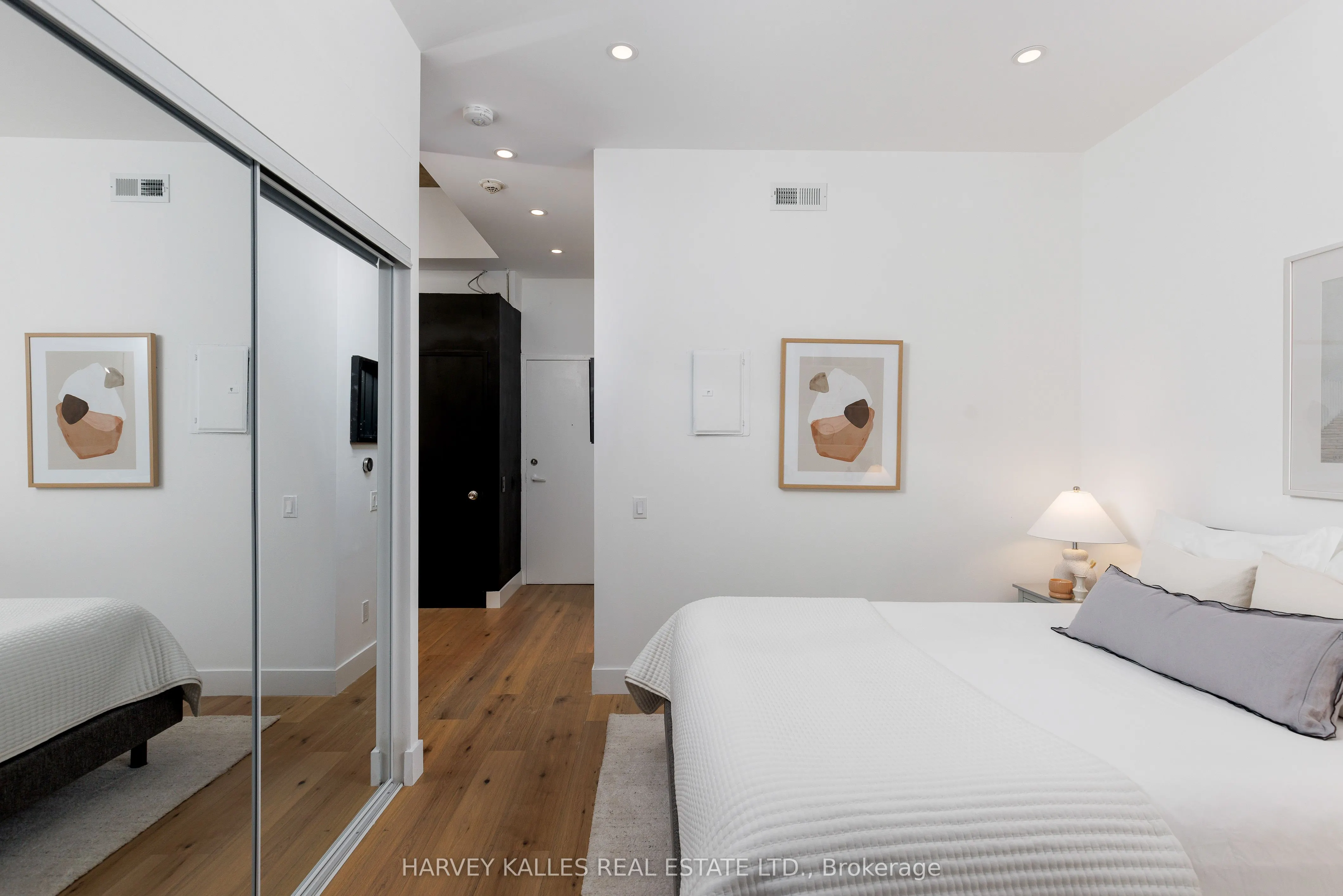 901 Queen Street W, #105