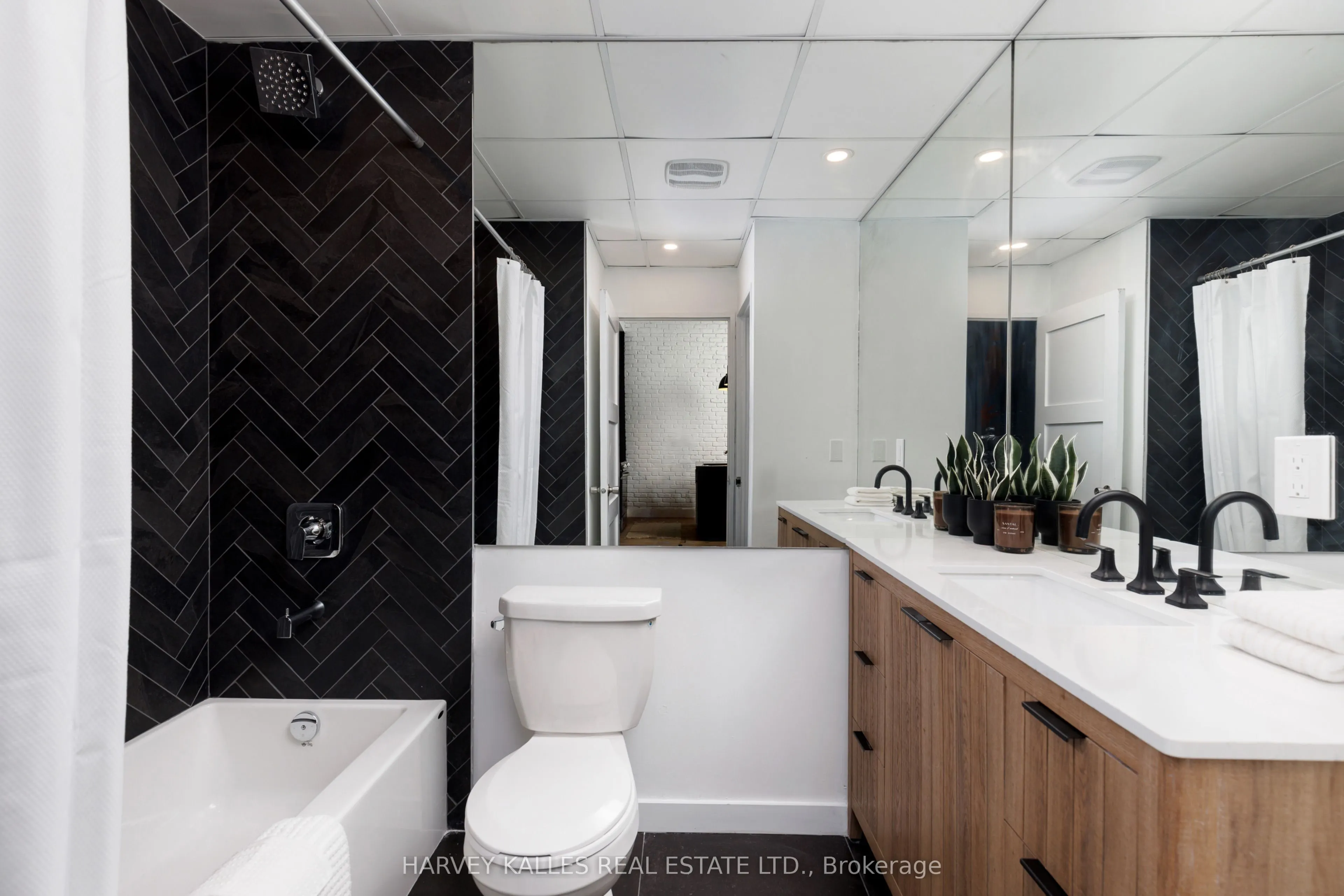901 Queen Street W, #105