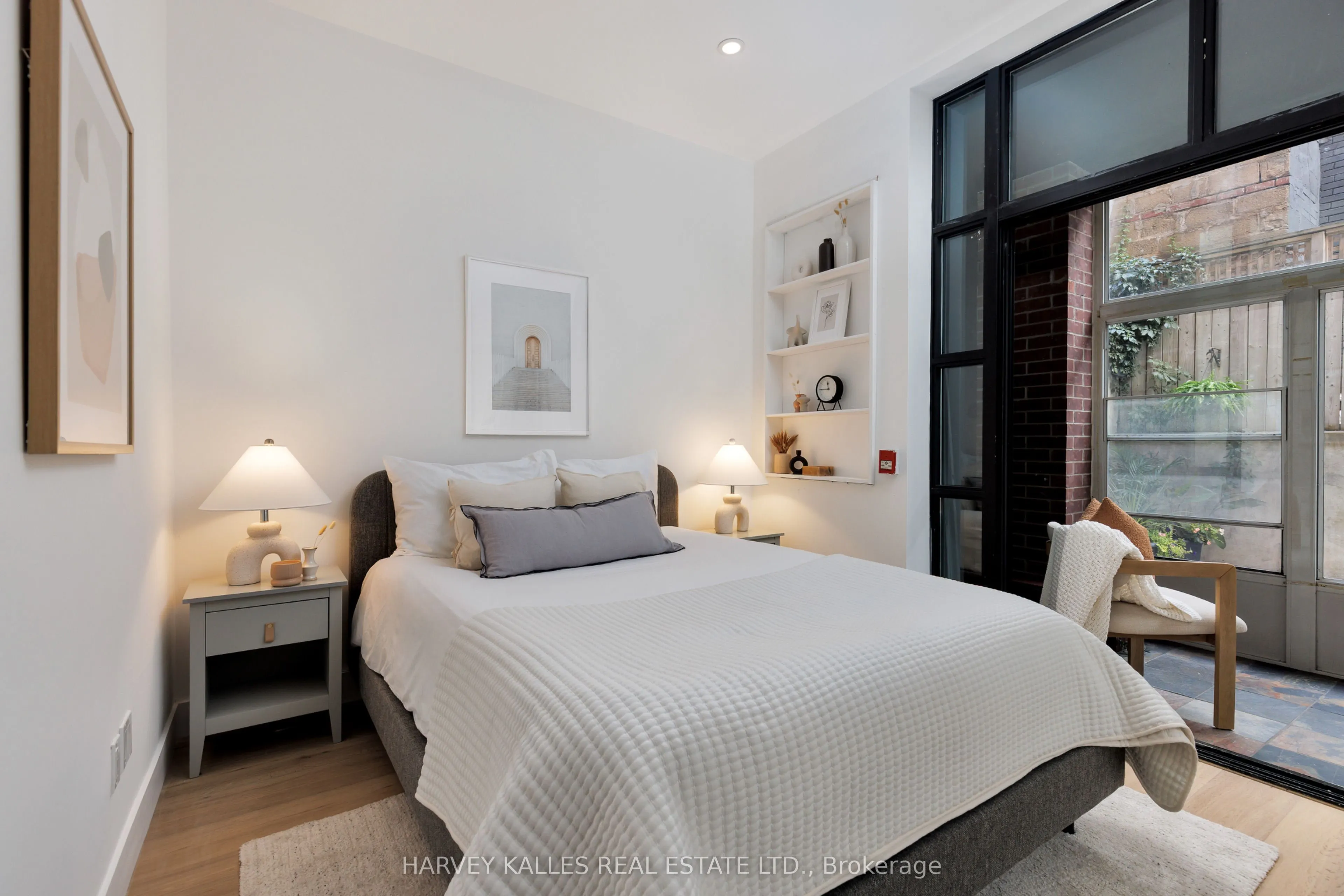 901 Queen Street W, #105
