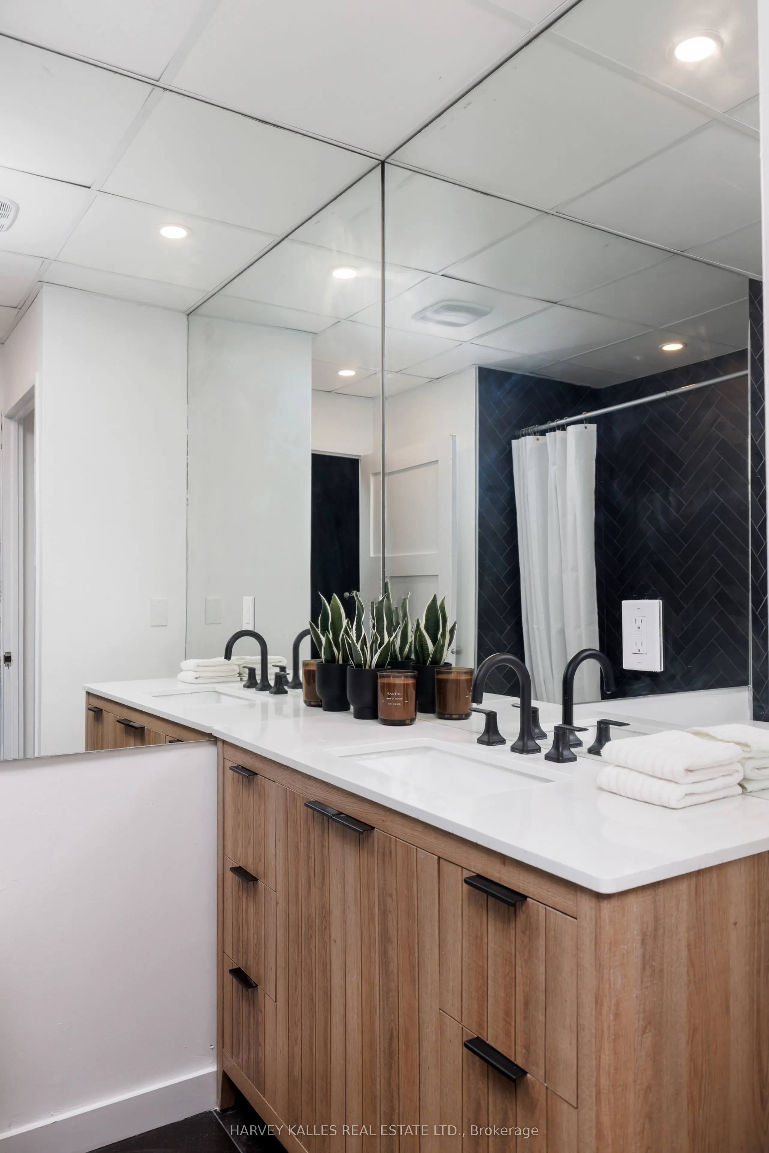 901 Queen Street W, #105