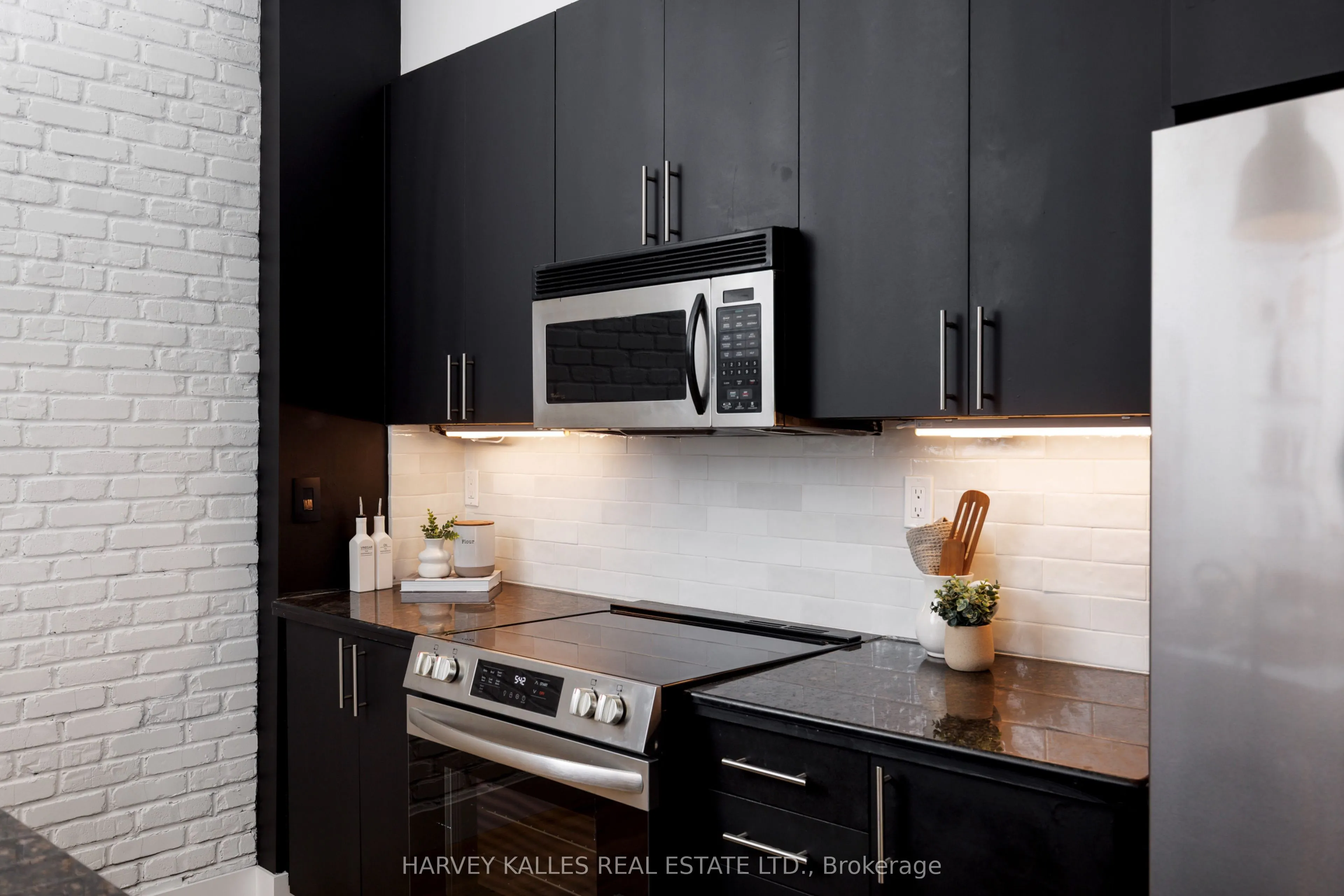 901 Queen Street W, #105
