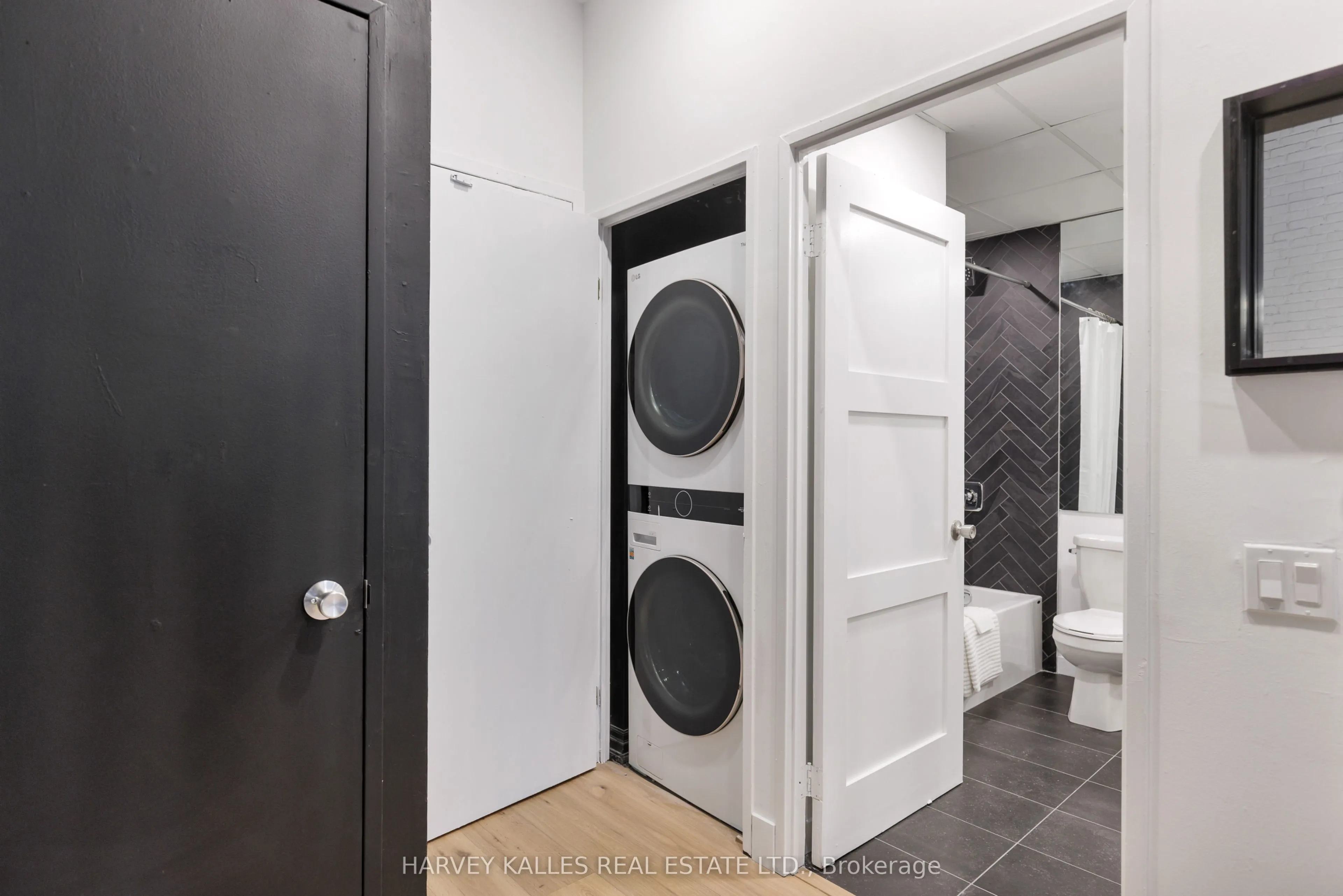 901 Queen Street W, #105
