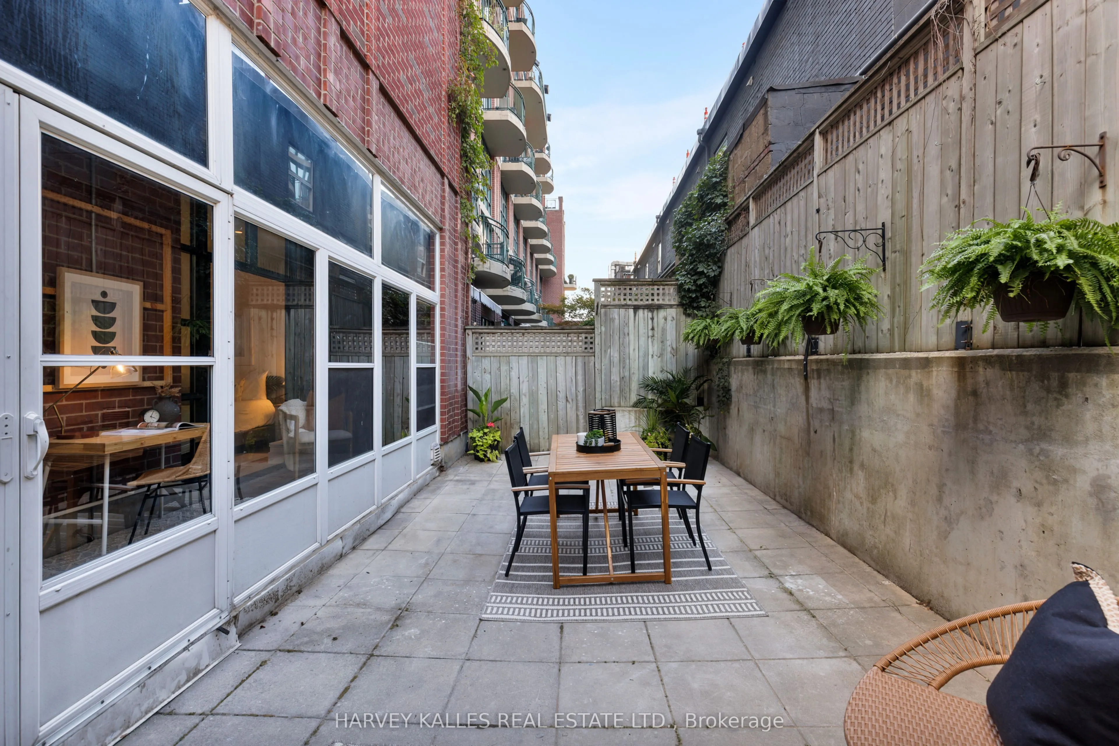 901 Queen Street W, #105