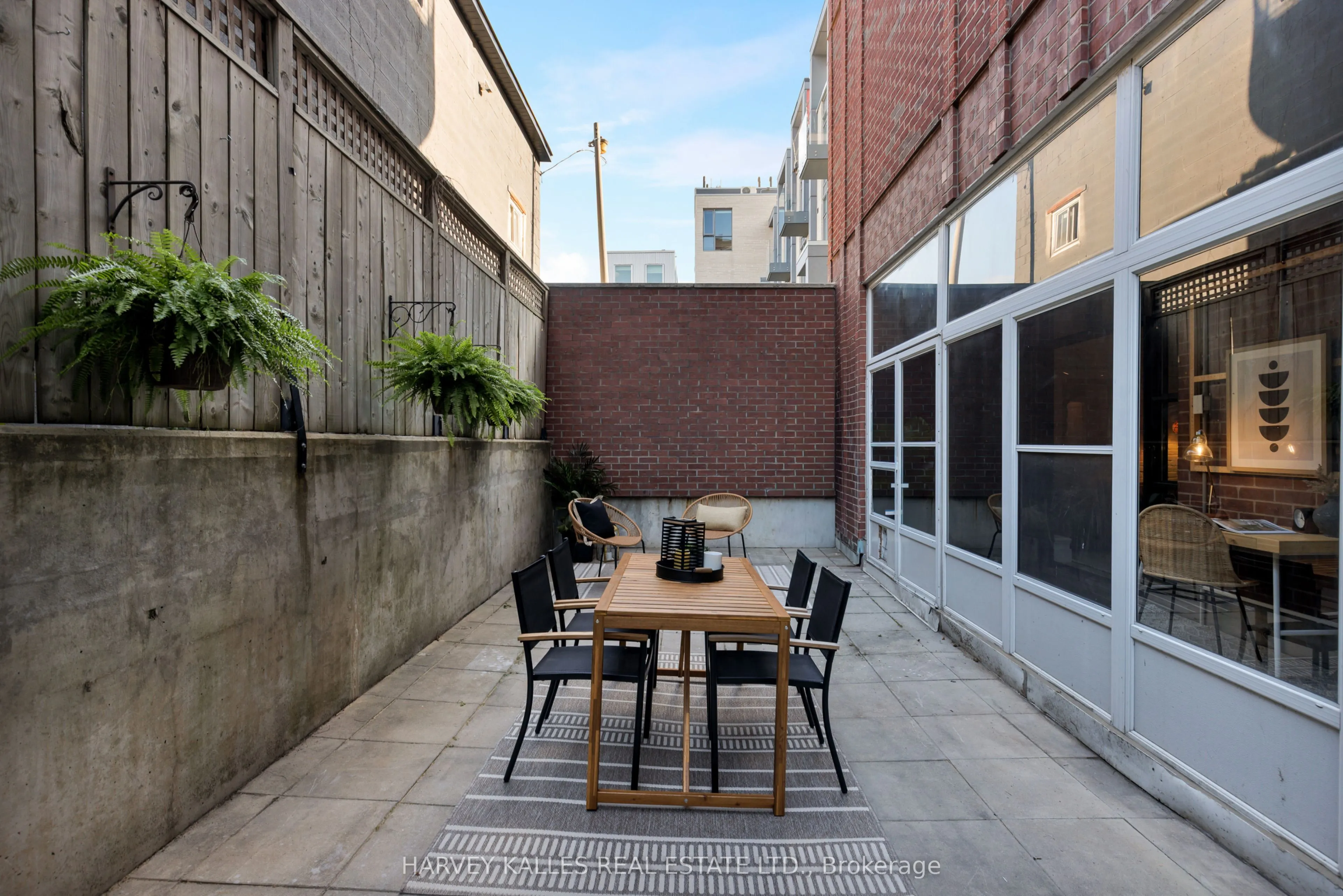 901 Queen Street W, #105