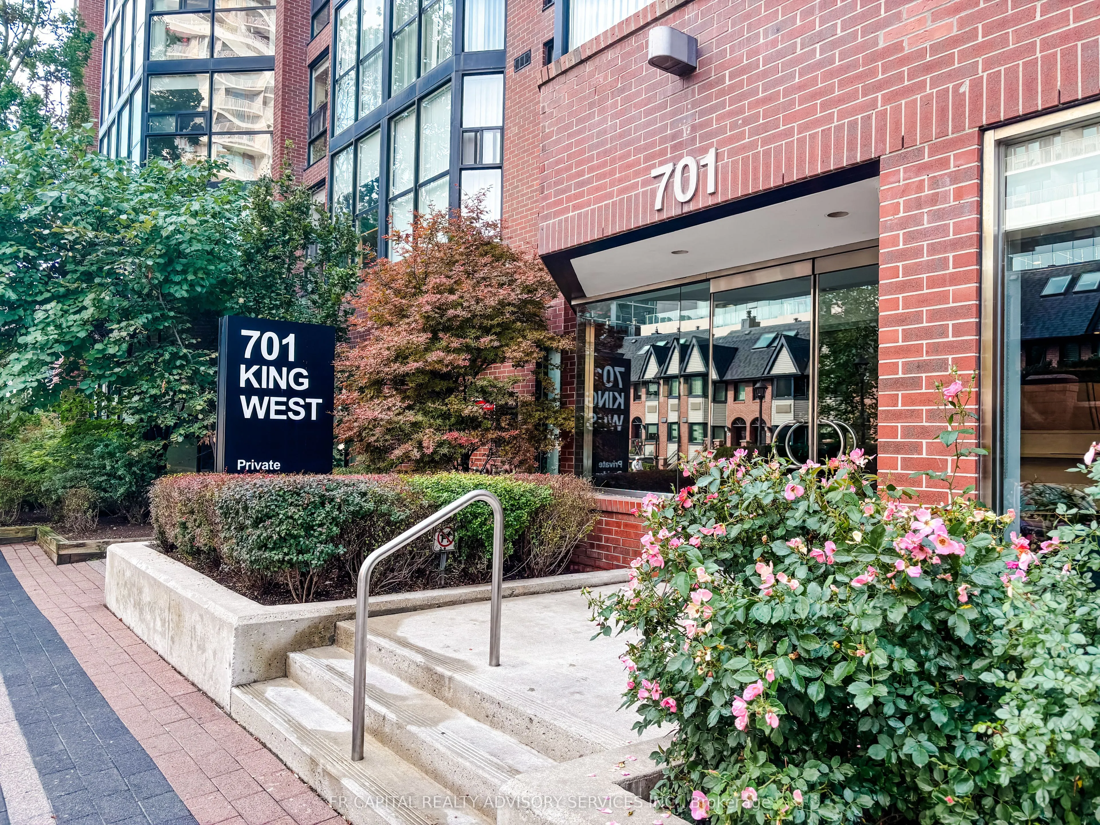 701 King Street W, #813