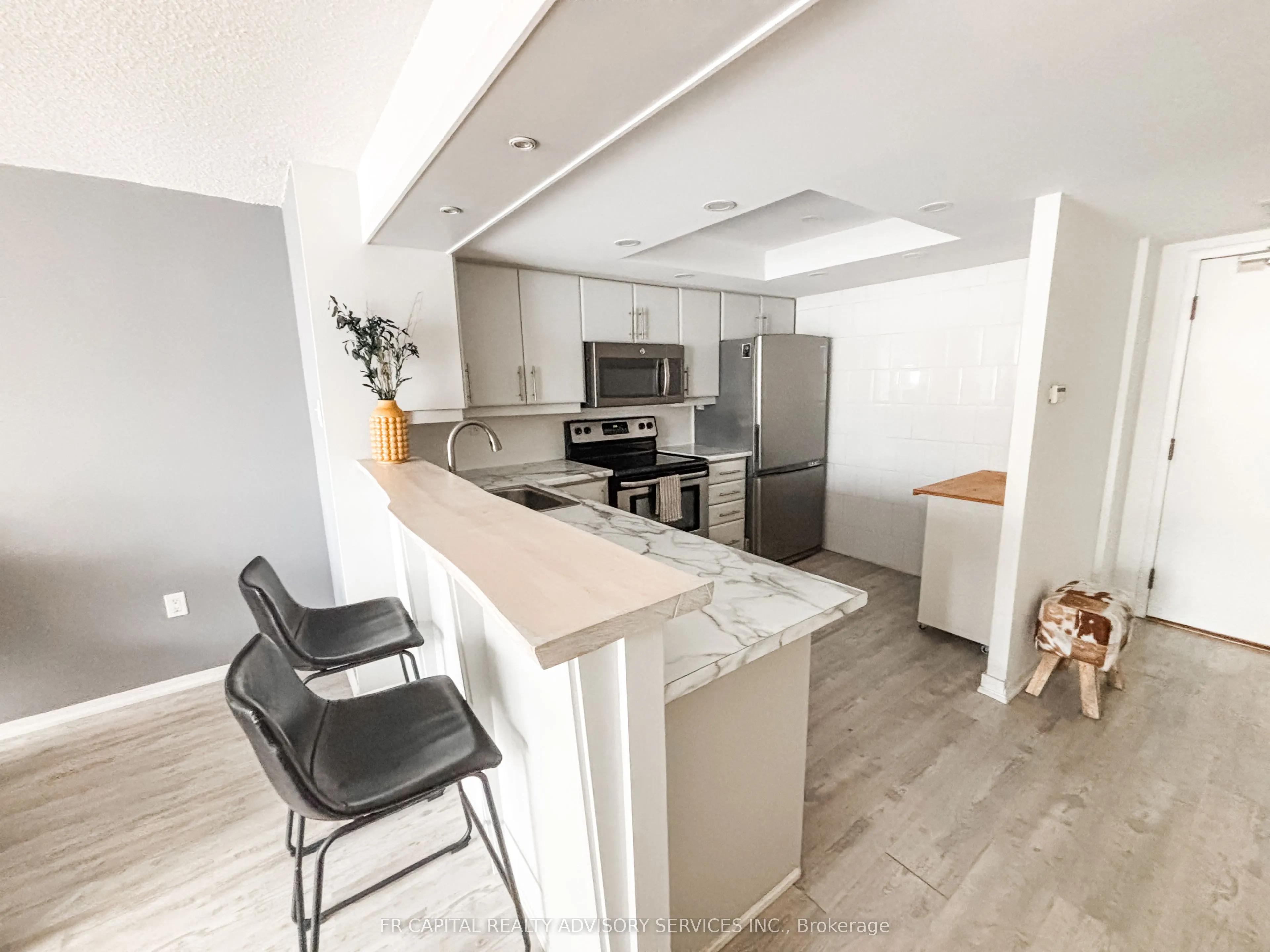 701 King Street W, #813