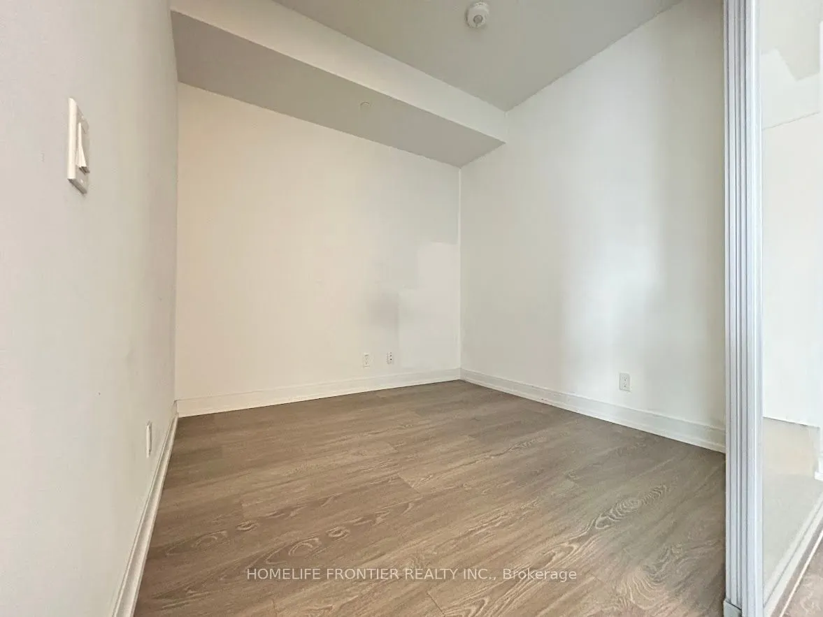 181 Dundas Street E, #906