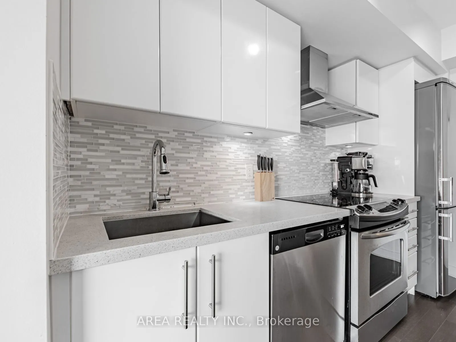 58 Orchard View Boulevard, #2001