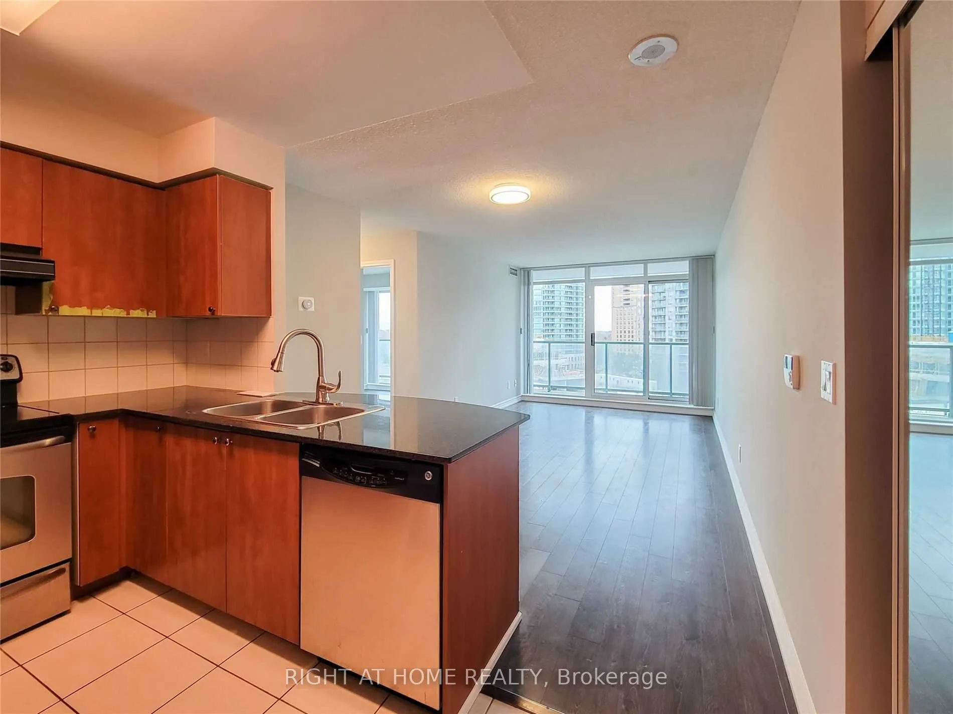 5500 Yonge Street, #702