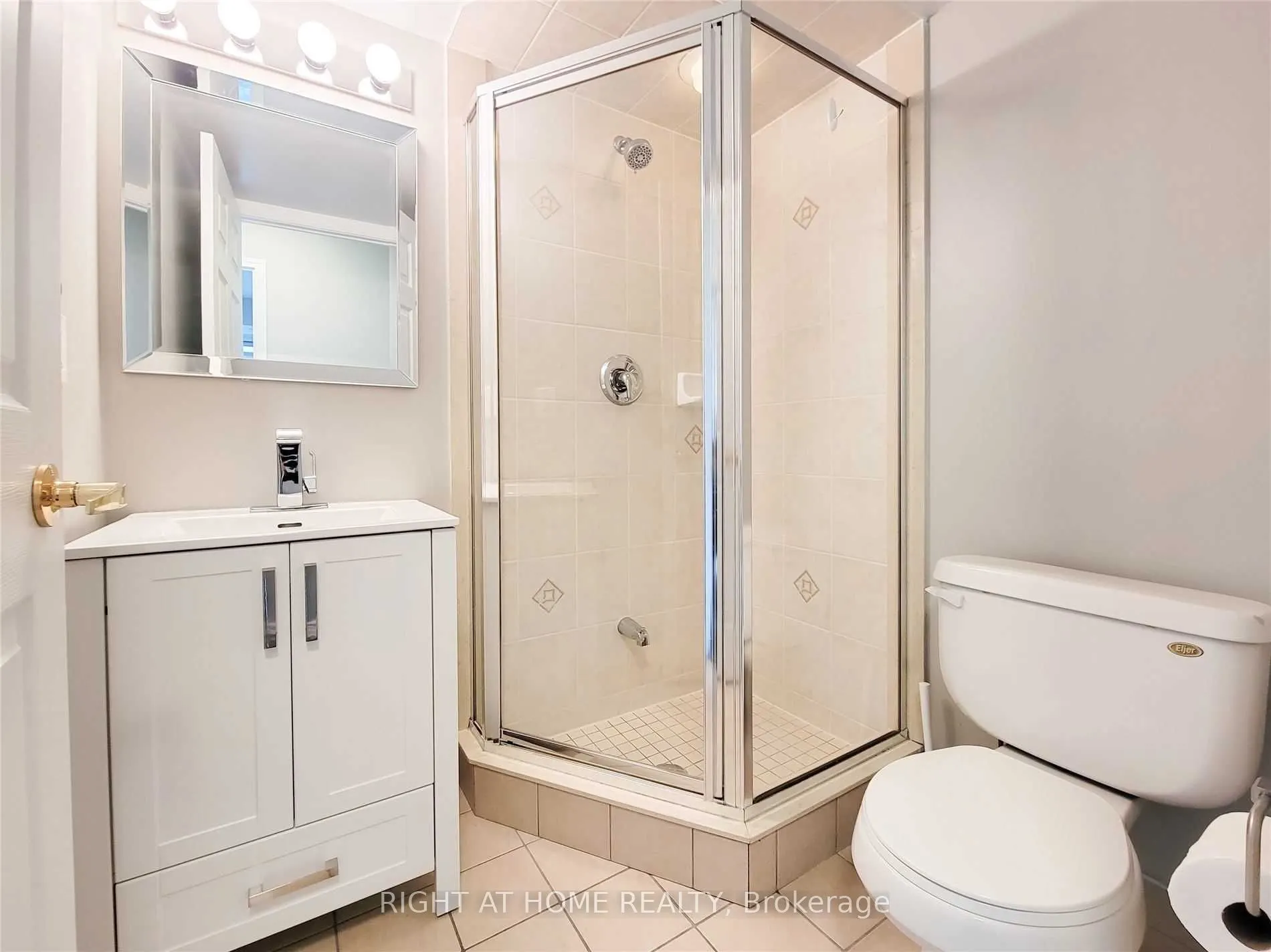 5500 Yonge Street, #702