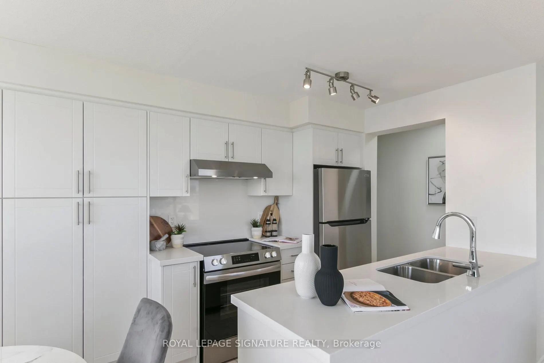 18 Kenaston Gardens, #1307