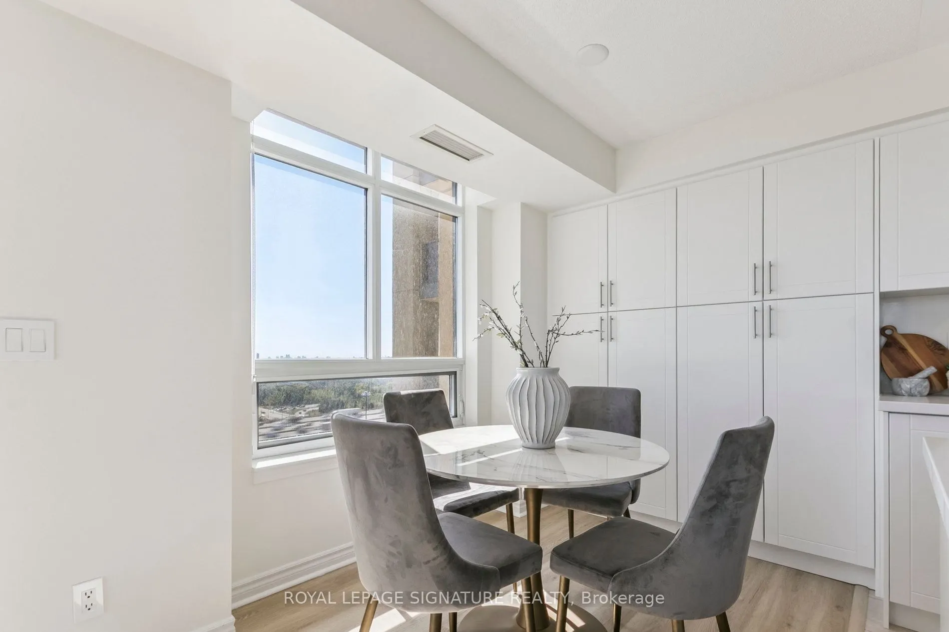 18 Kenaston Gardens, #1307