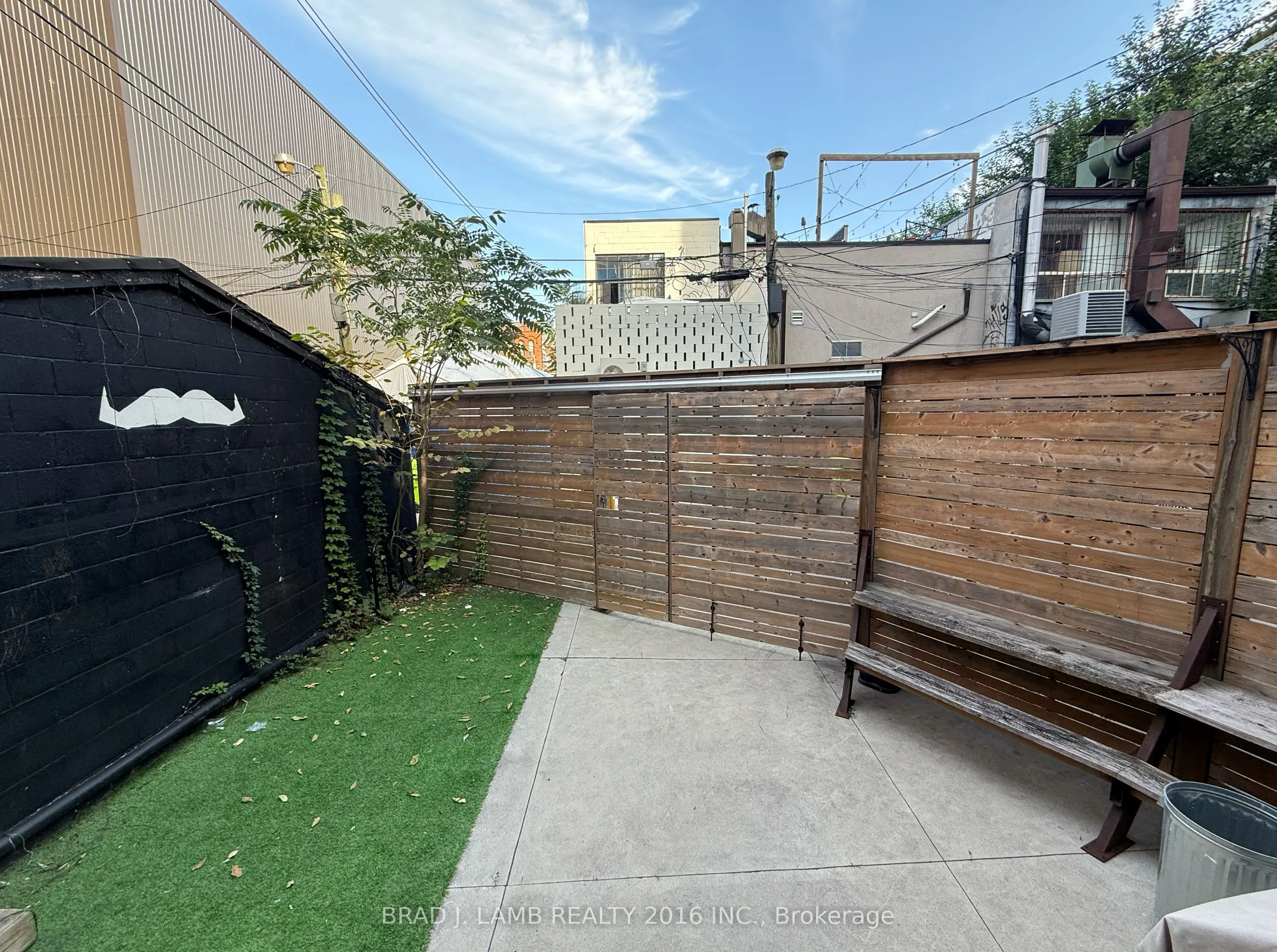 588 Richmond Street W