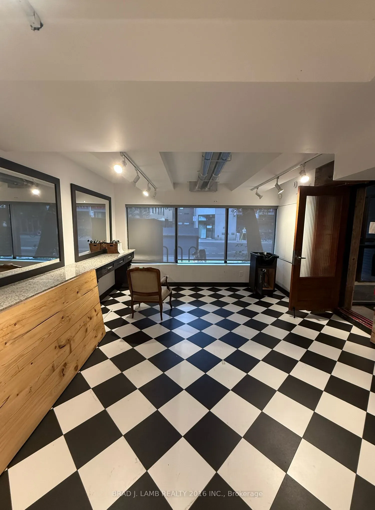 588 Richmond Street W