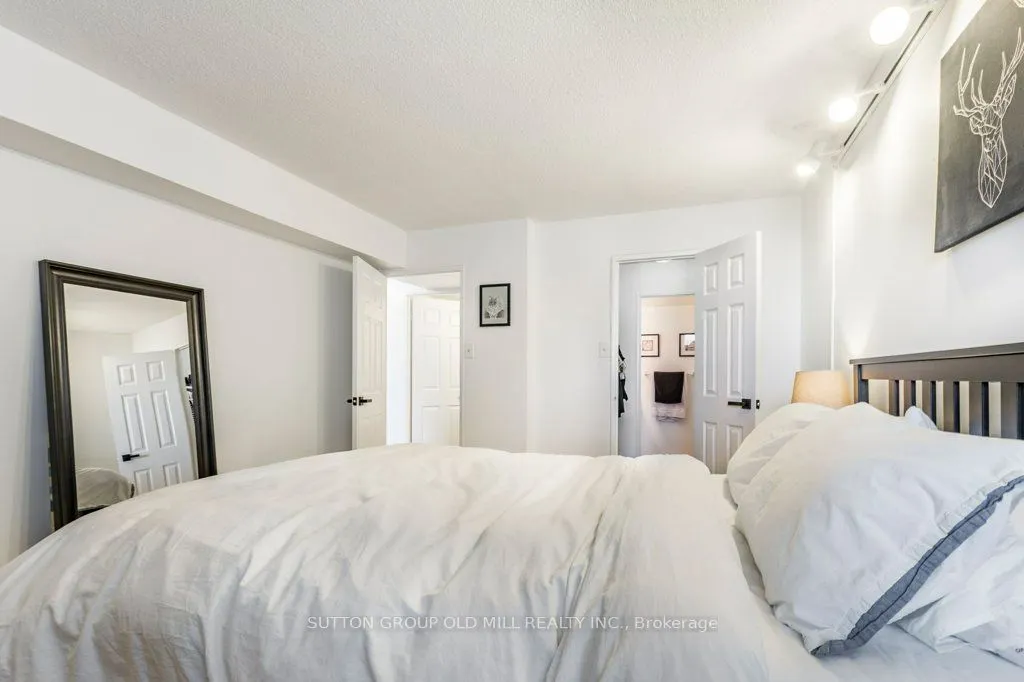 25 Sunrise Avenue, #306