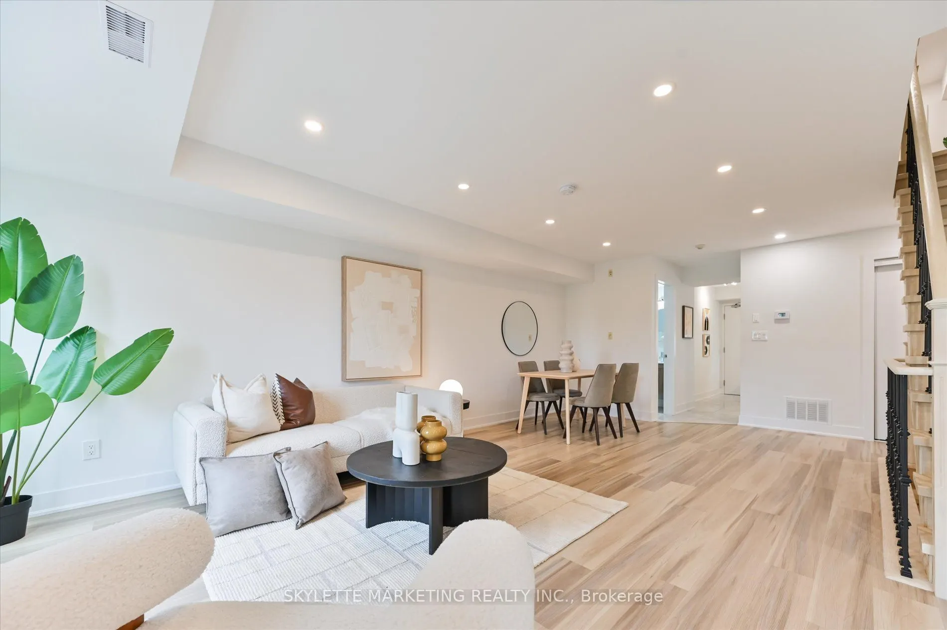 118 Finch Avenue W, #8