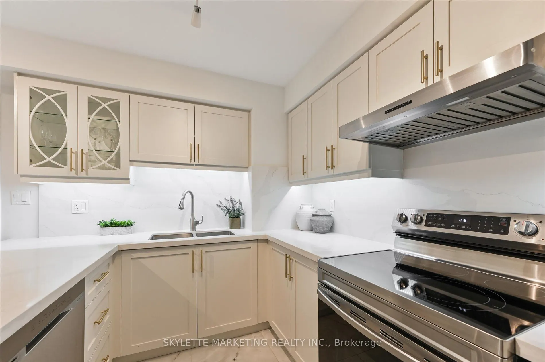 118 Finch Avenue W, #8