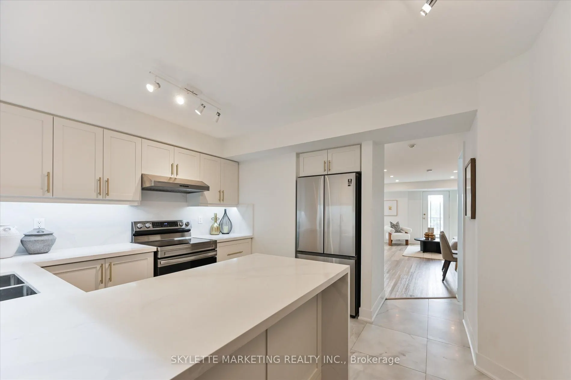 118 Finch Avenue W, #8