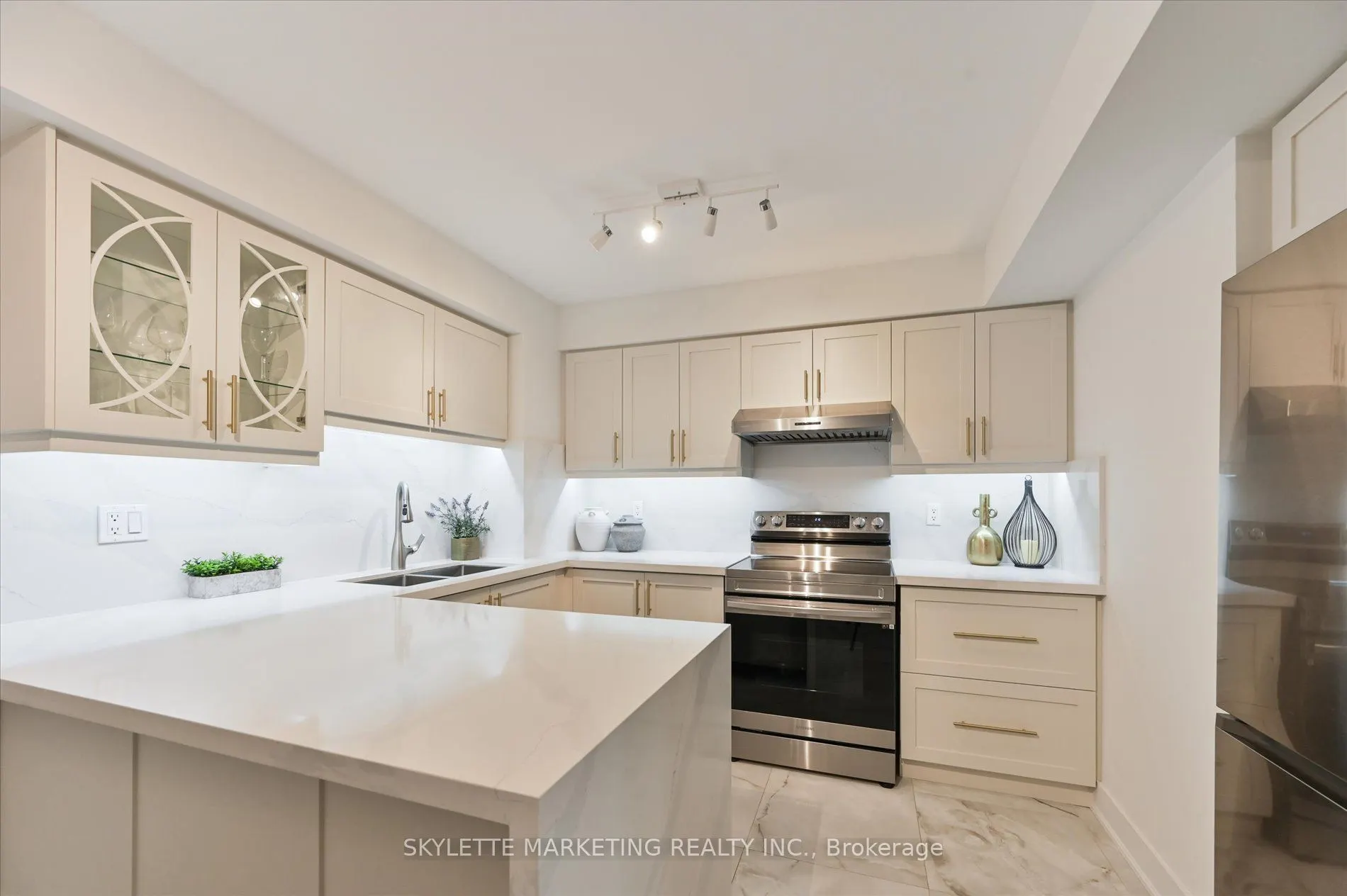 118 Finch Avenue W, #8