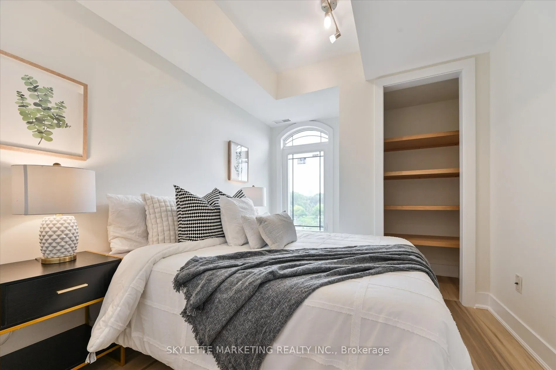 118 Finch Avenue W, #8