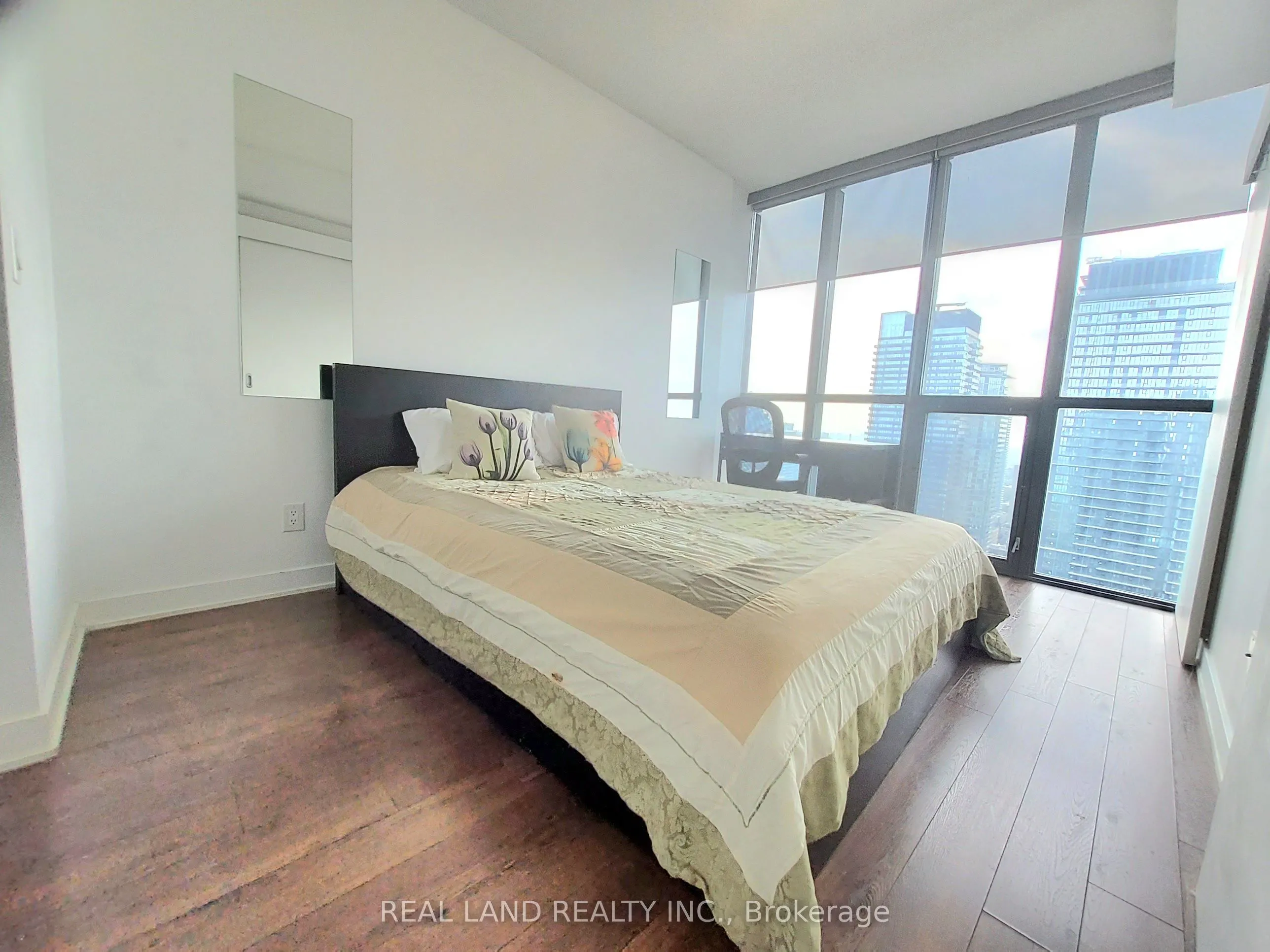 110 Charles Street E, #4005