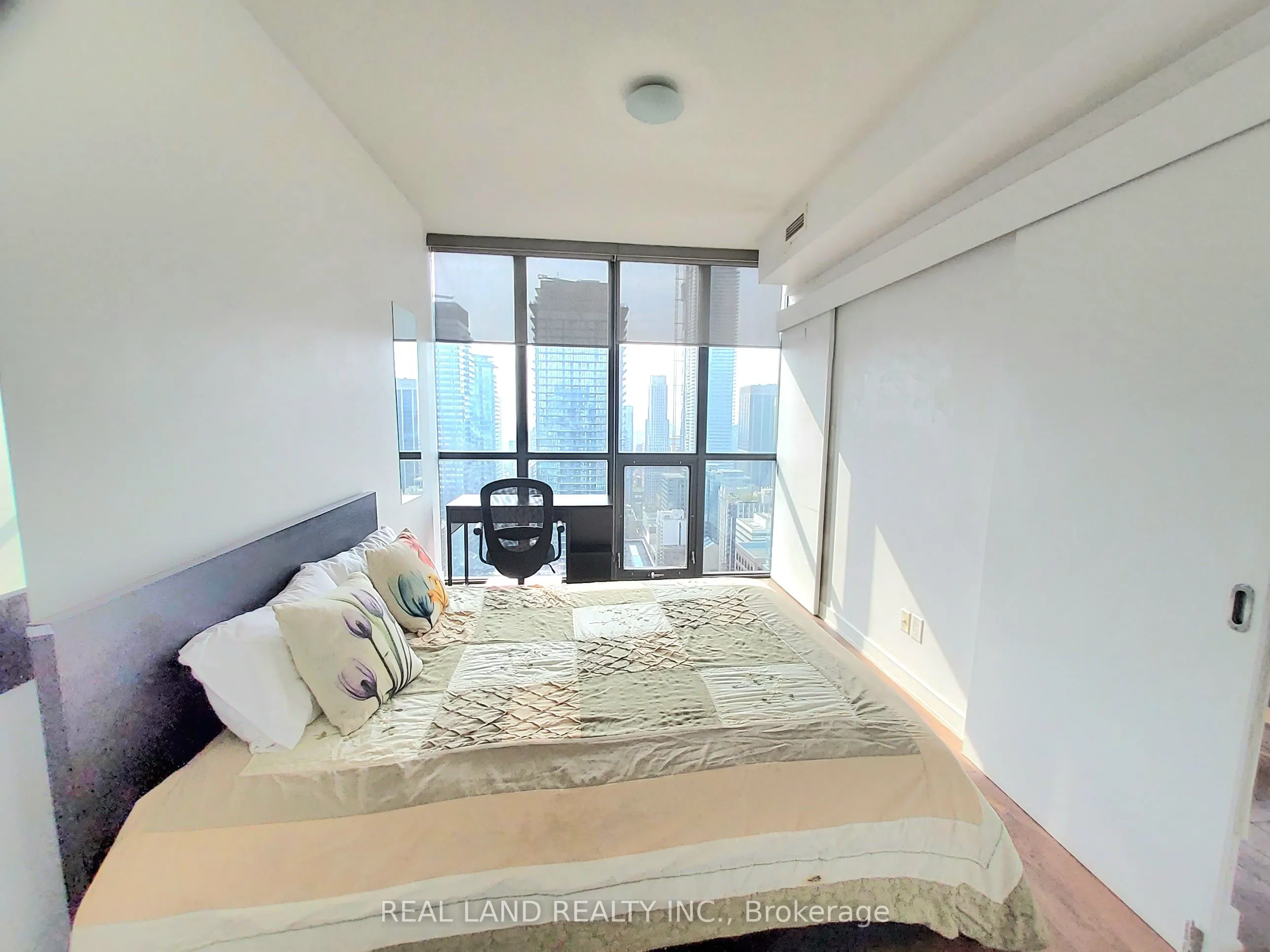 110 Charles Street E, #4005