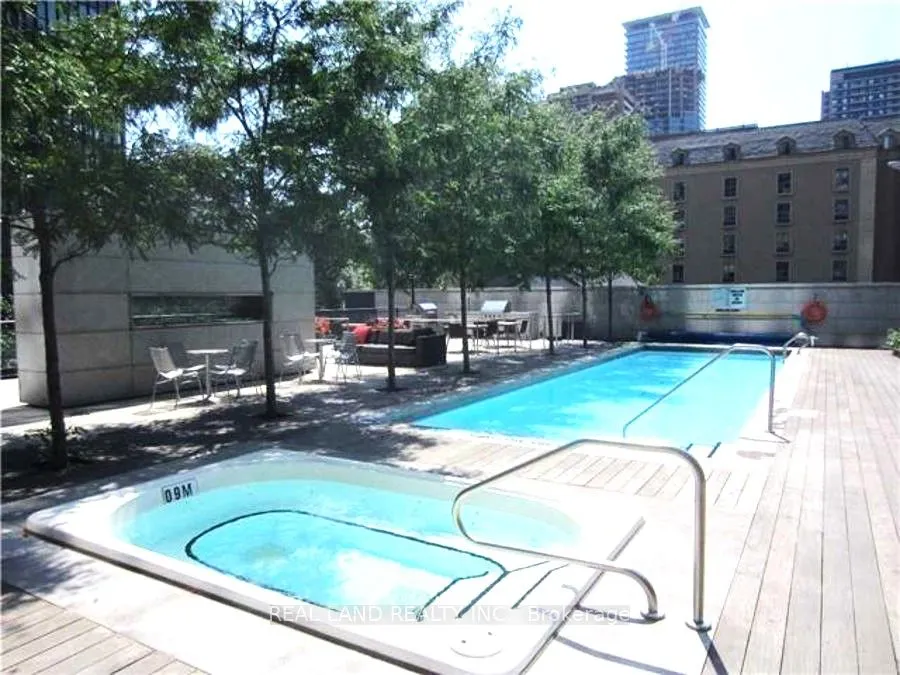 110 Charles Street E, #4005