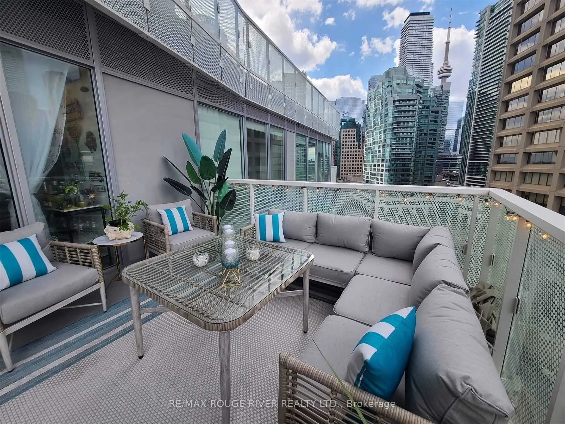 15 Queens Quay E, #921